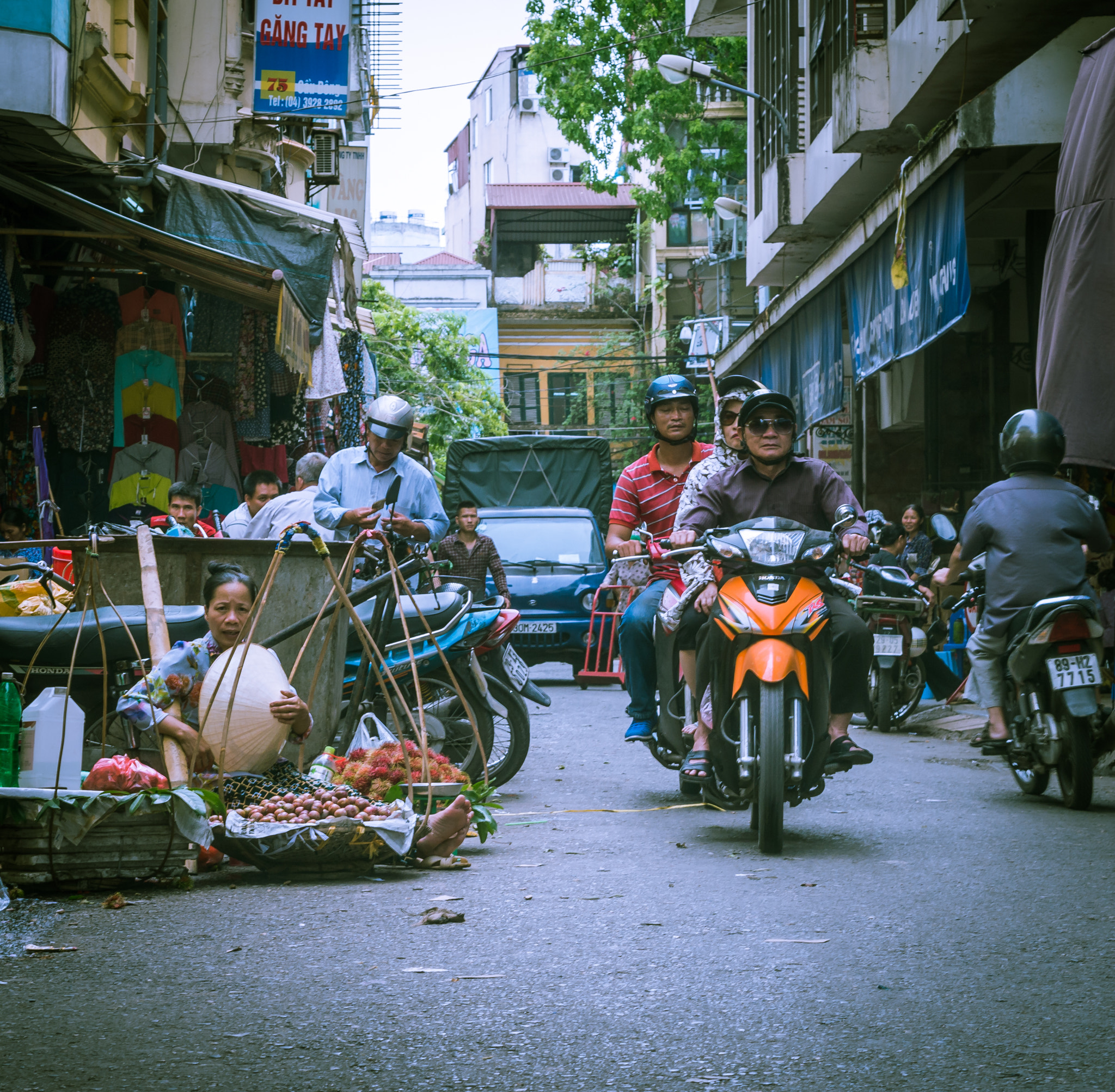Panasonic Lumix DMC-GX7 + Olympus M.Zuiko Digital 45mm F1.8 sample photo. Hanoi streets photography