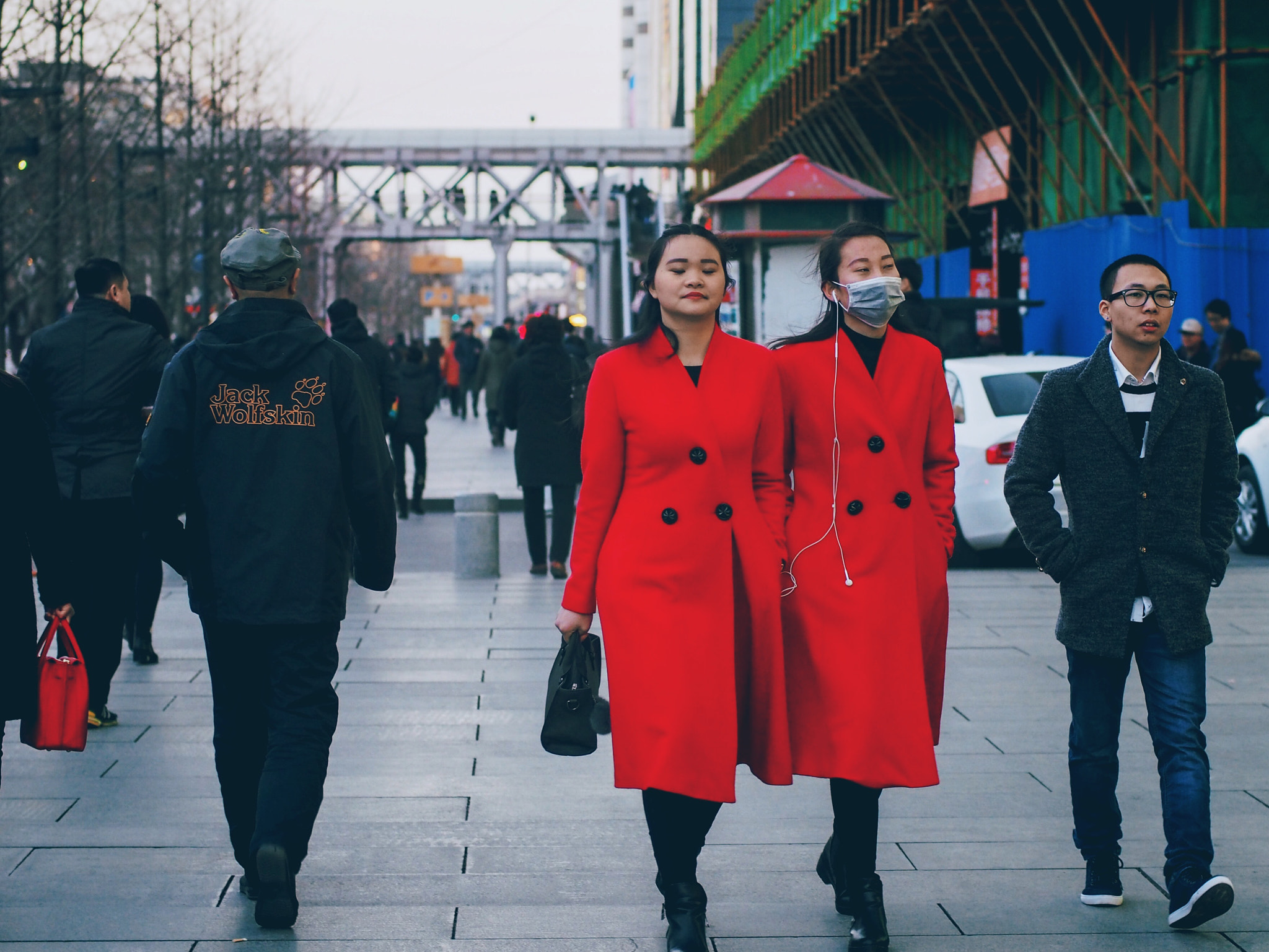 Olympus PEN E-P5 + Panasonic Leica DG Nocticron 42.5mm F1.2 ASPH OIS sample photo. Red sisters  photography