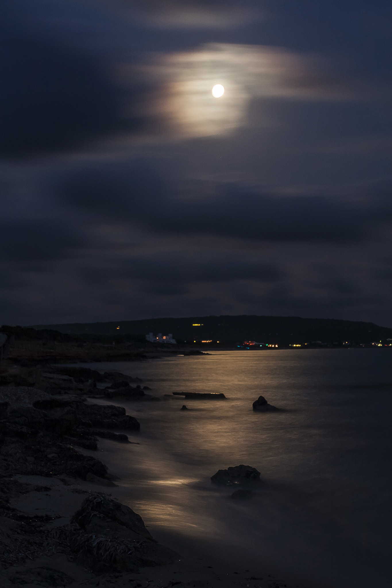Canon EOS 30D + Canon EF 17-40mm F4L USM sample photo. Tristesse de la lune photography