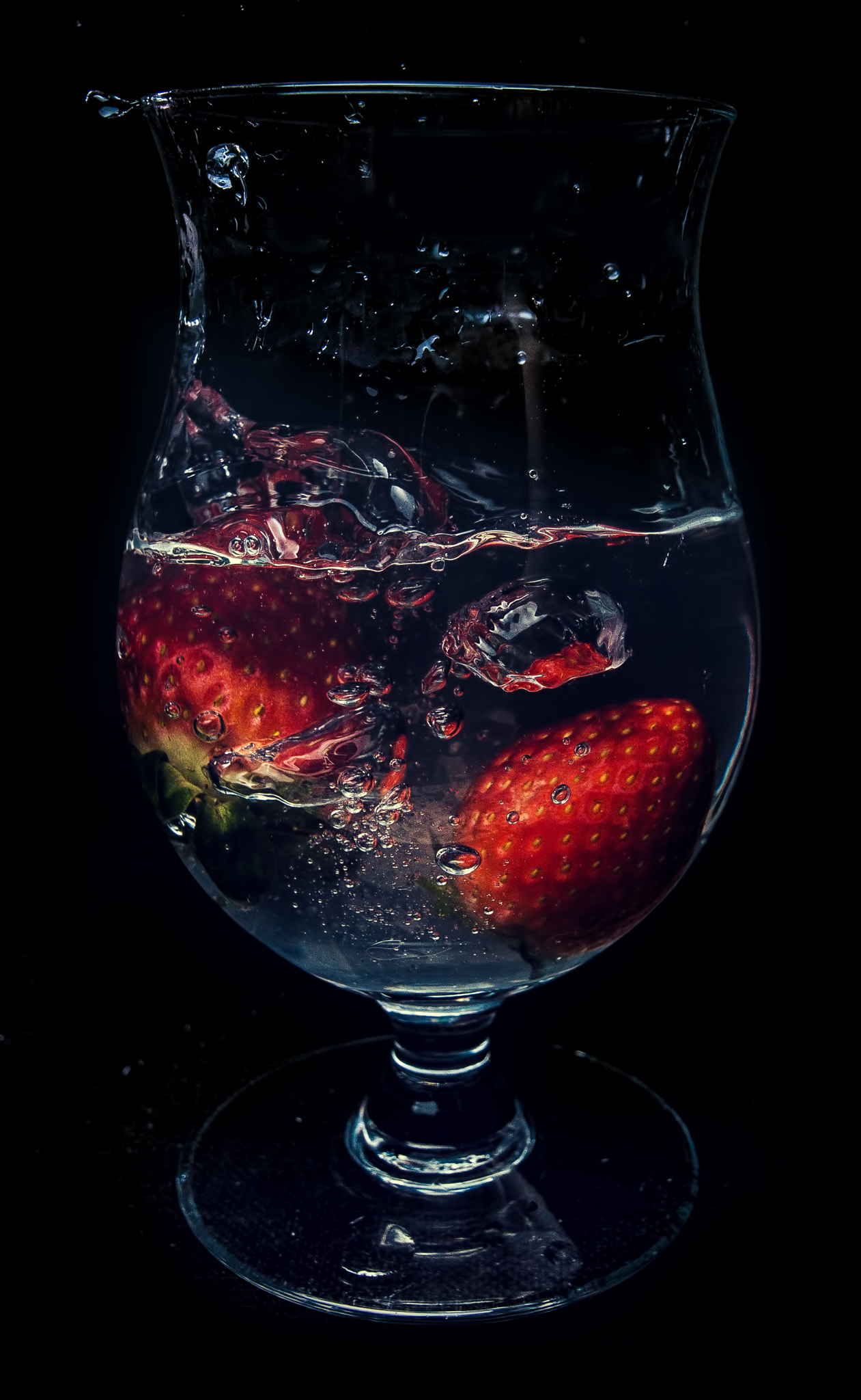 Canon EOS 70D + Canon EF 300mm f/2.8L sample photo. Strawberry water test photography