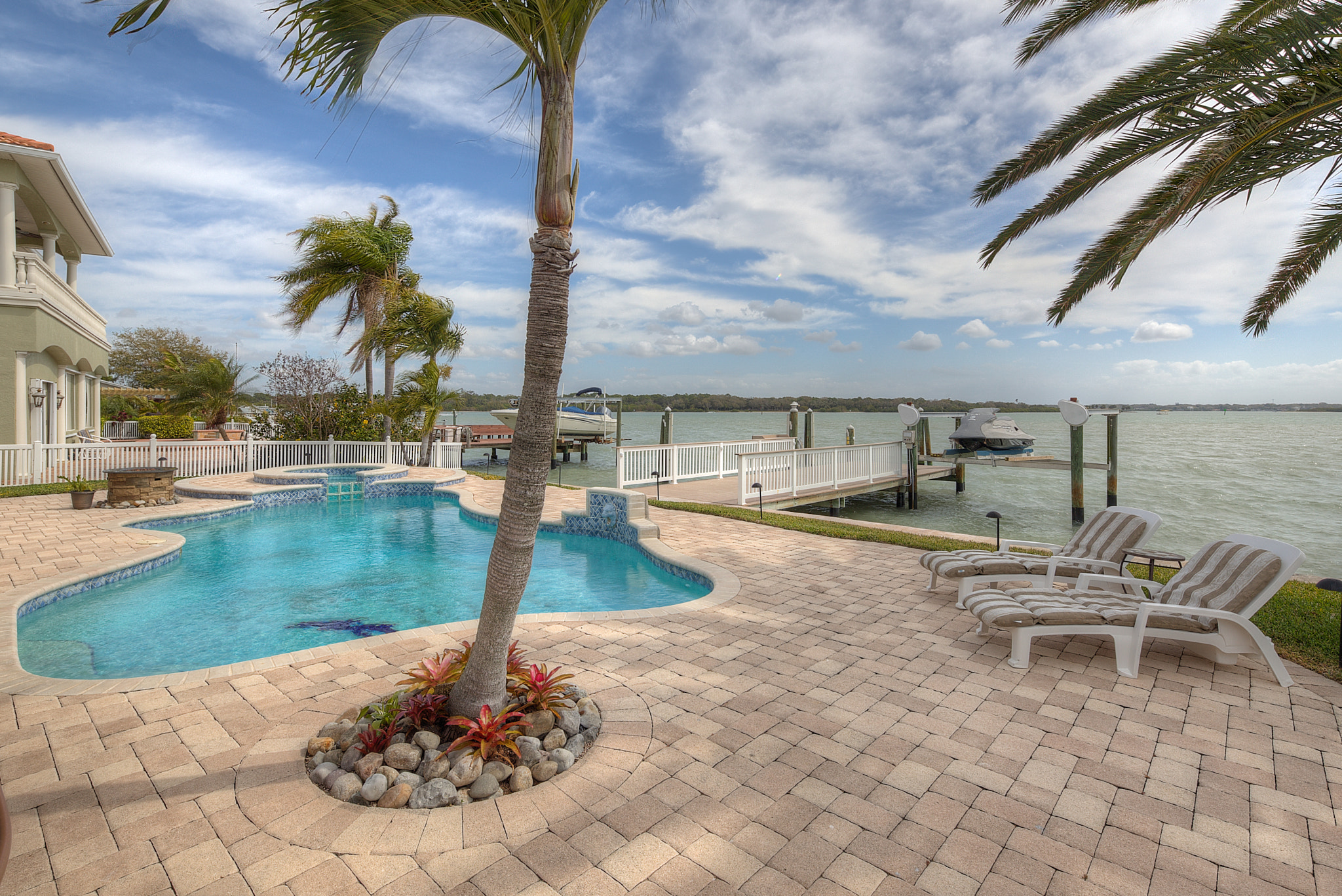 Canon TS-E 17mm F4L Tilt-Shift sample photo. Pool photography