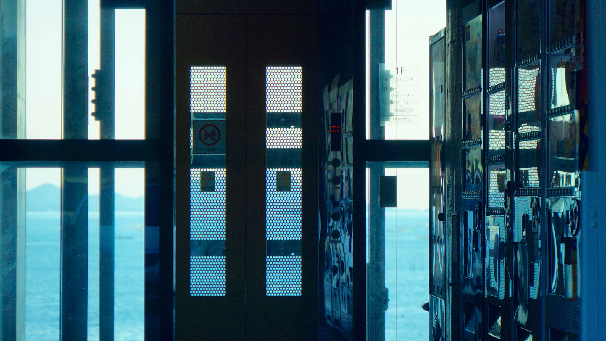 Sony E 18-200mm F3.5-6.3 OSS LE sample photo. Seaside elevator by the vending machines photography