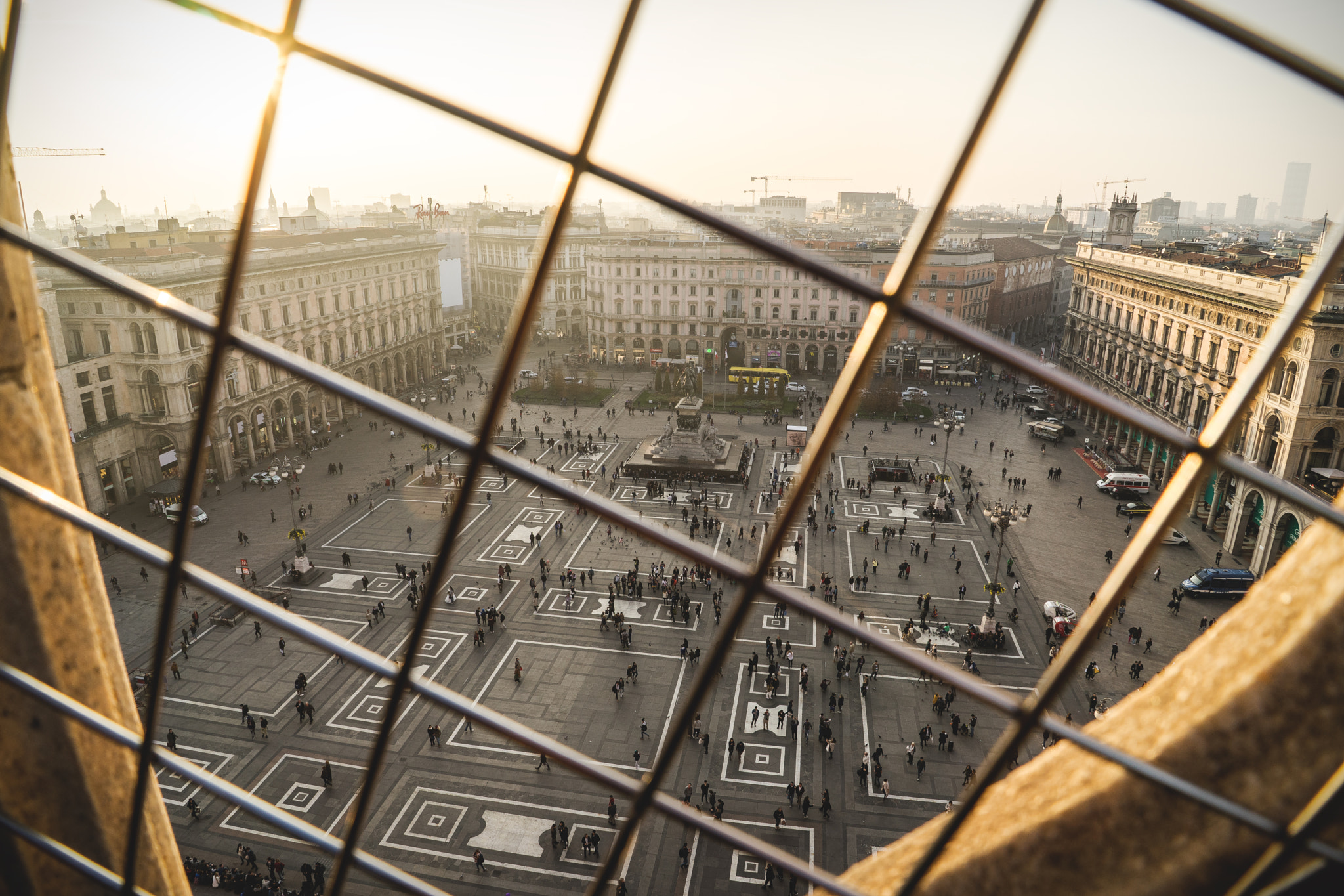Sony a7 + FE 21mm F2.8 sample photo. The plaza photography