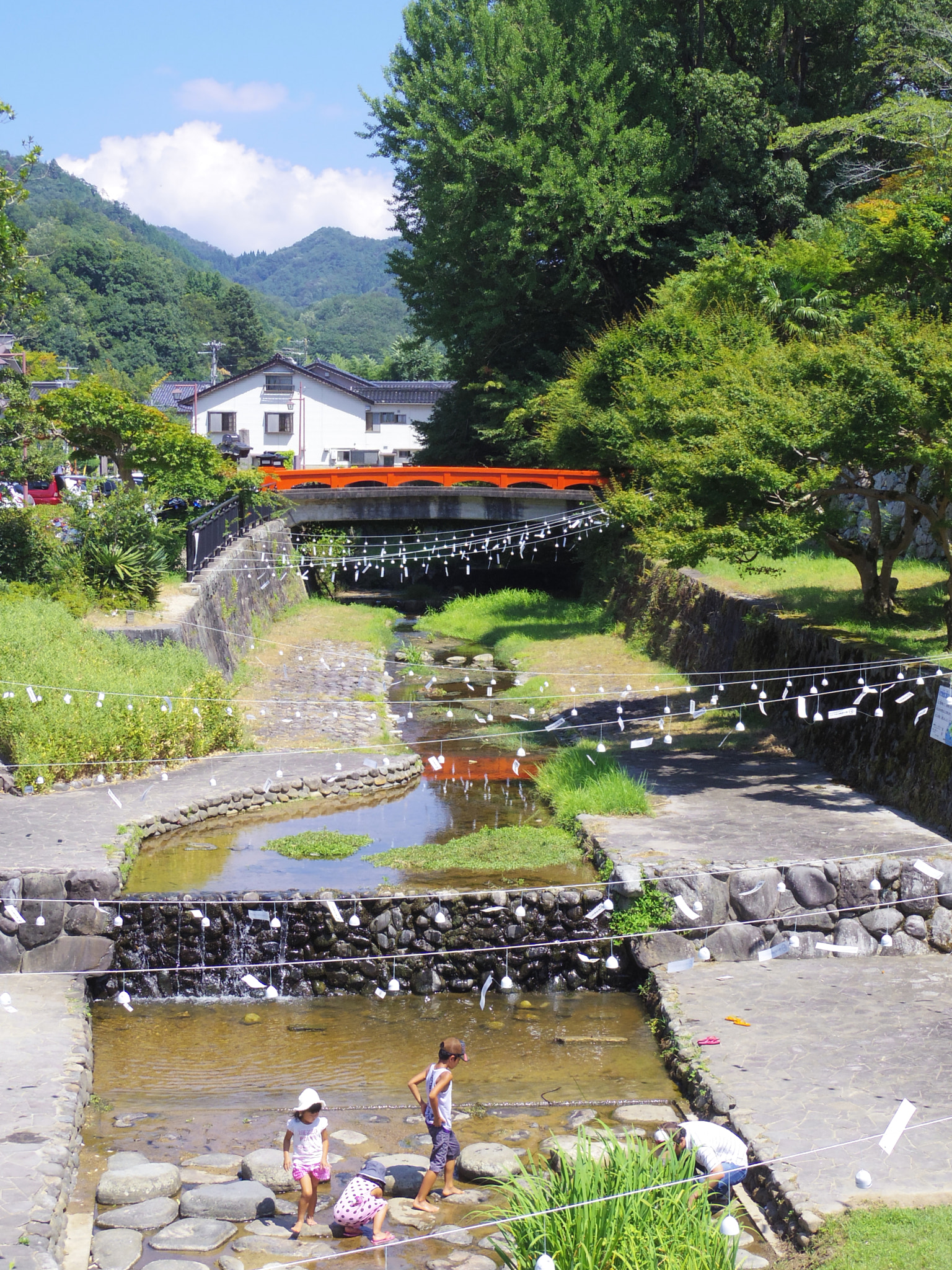 Pentax 02 Standard Zoom sample photo. River and children photography