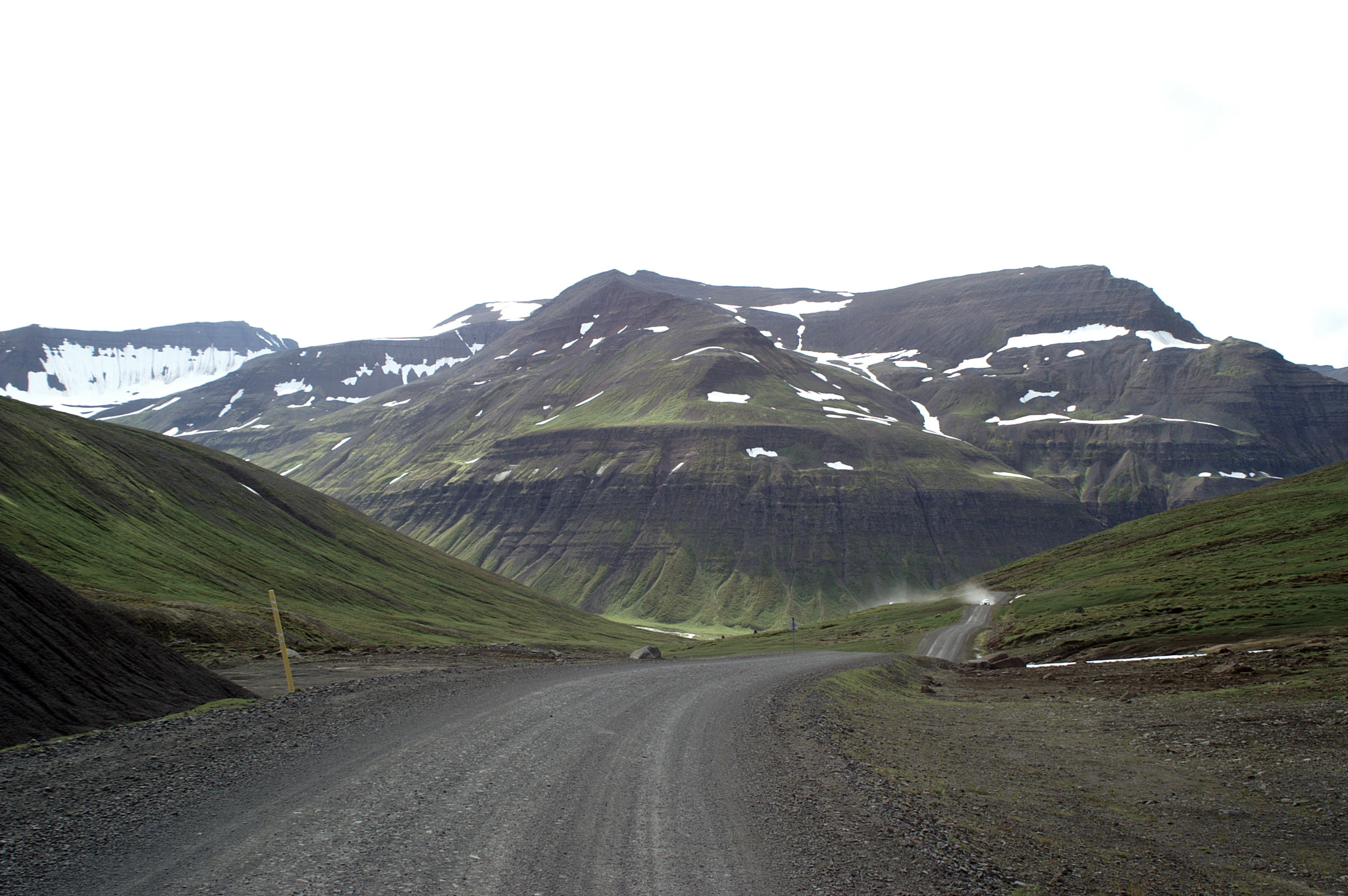 KONICA MINOLTA MAXXUM 5D sample photo. On a rural icelandic road photography