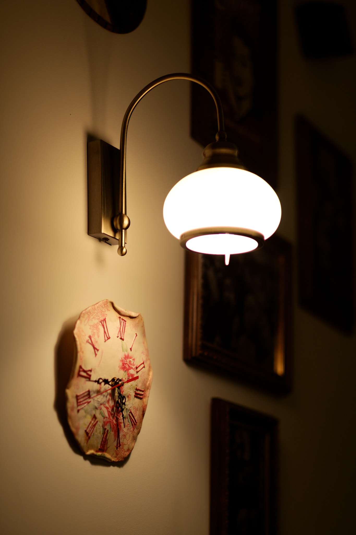 Fujifilm X-E1 + Fujifilm XF 56mm F1.2 R sample photo. Lamp & clock photography