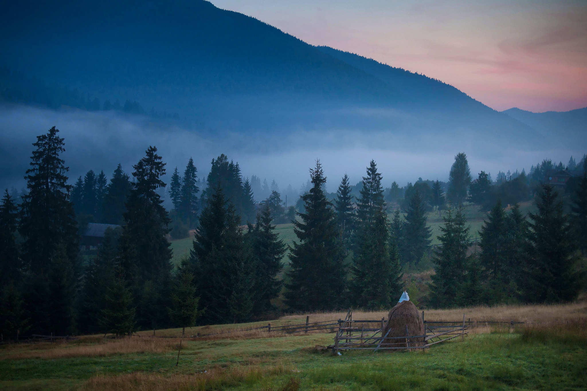 Canon EF 35-105mm f/3.5-4.5 sample photo. Mountain sunset photography