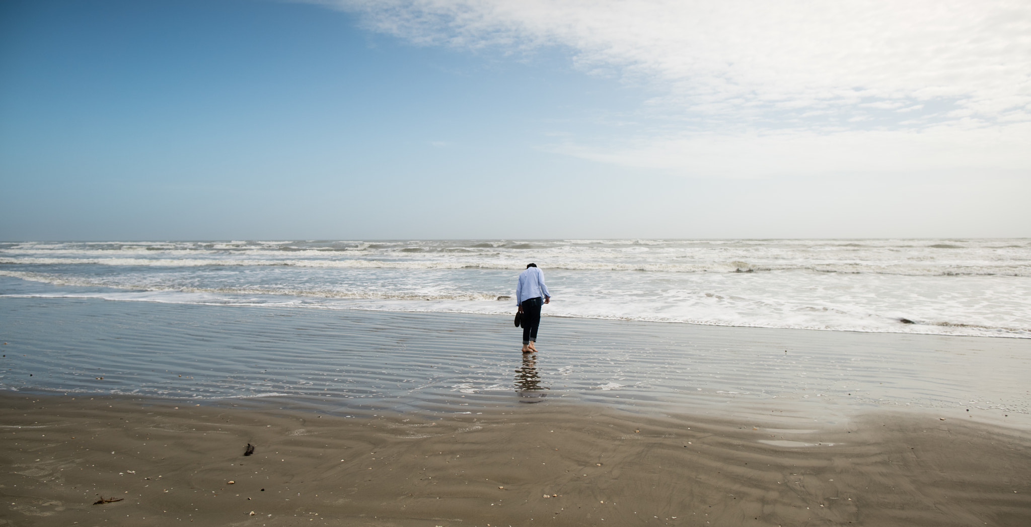 24mm F1.4 sample photo. Beach walking photography