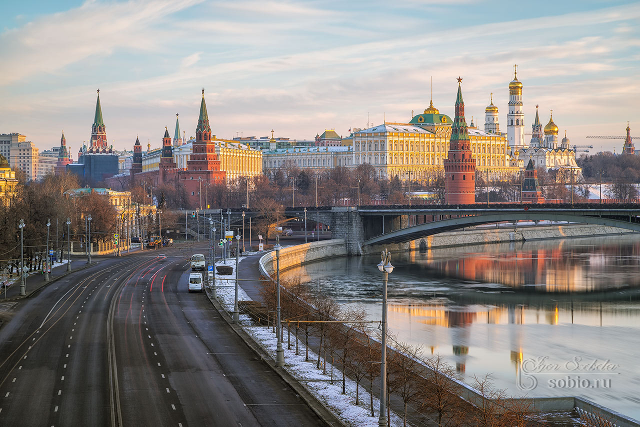 Sony a7R + Canon EF 24-105mm F4L IS USM sample photo. View from the patriarch bridge on prechistenskaya embankment and moscow kremlin in the morning photography