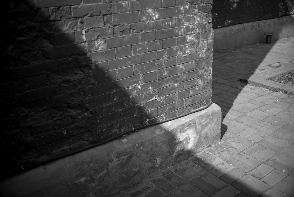 Summicron-M 1:2/35 sample photo. The corner of the street photography