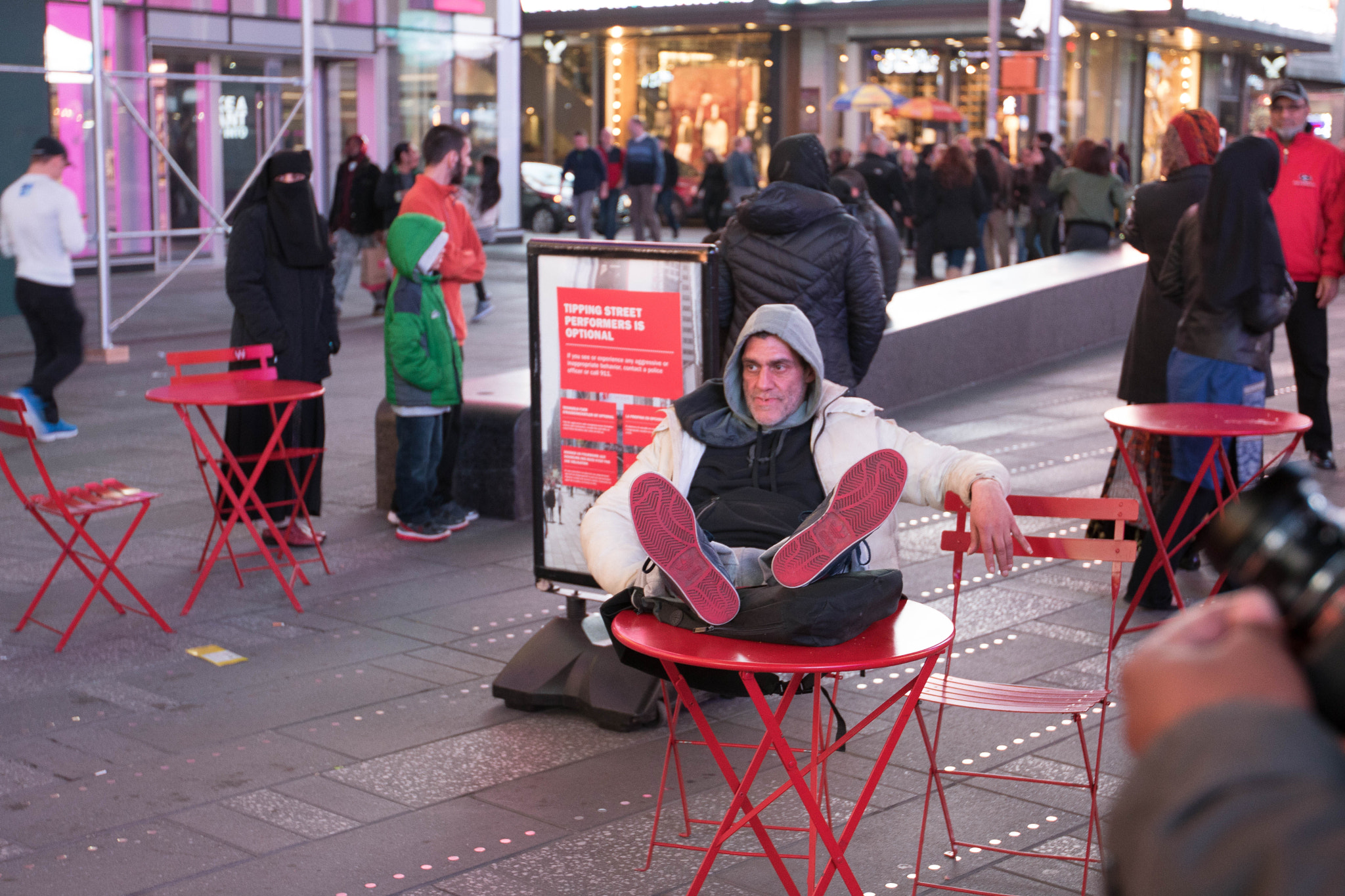 Canon EOS 750D (EOS Rebel T6i / EOS Kiss X8i) + Canon EF 16-35mm F2.8L II USM sample photo. Feet up in time square photography