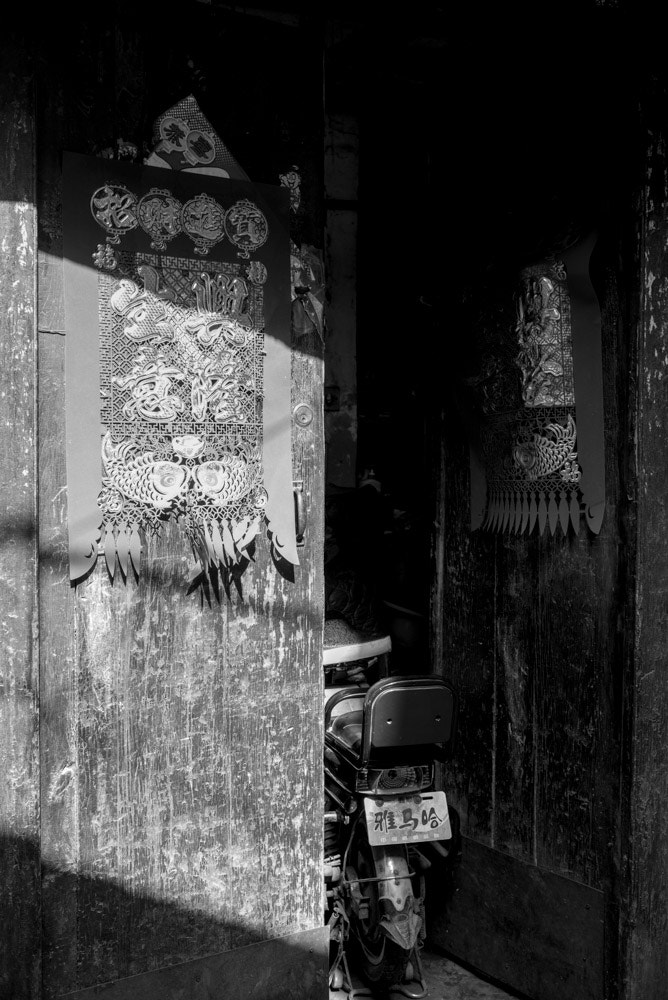 Summicron-M 1:2/35 sample photo. Wooden door photography