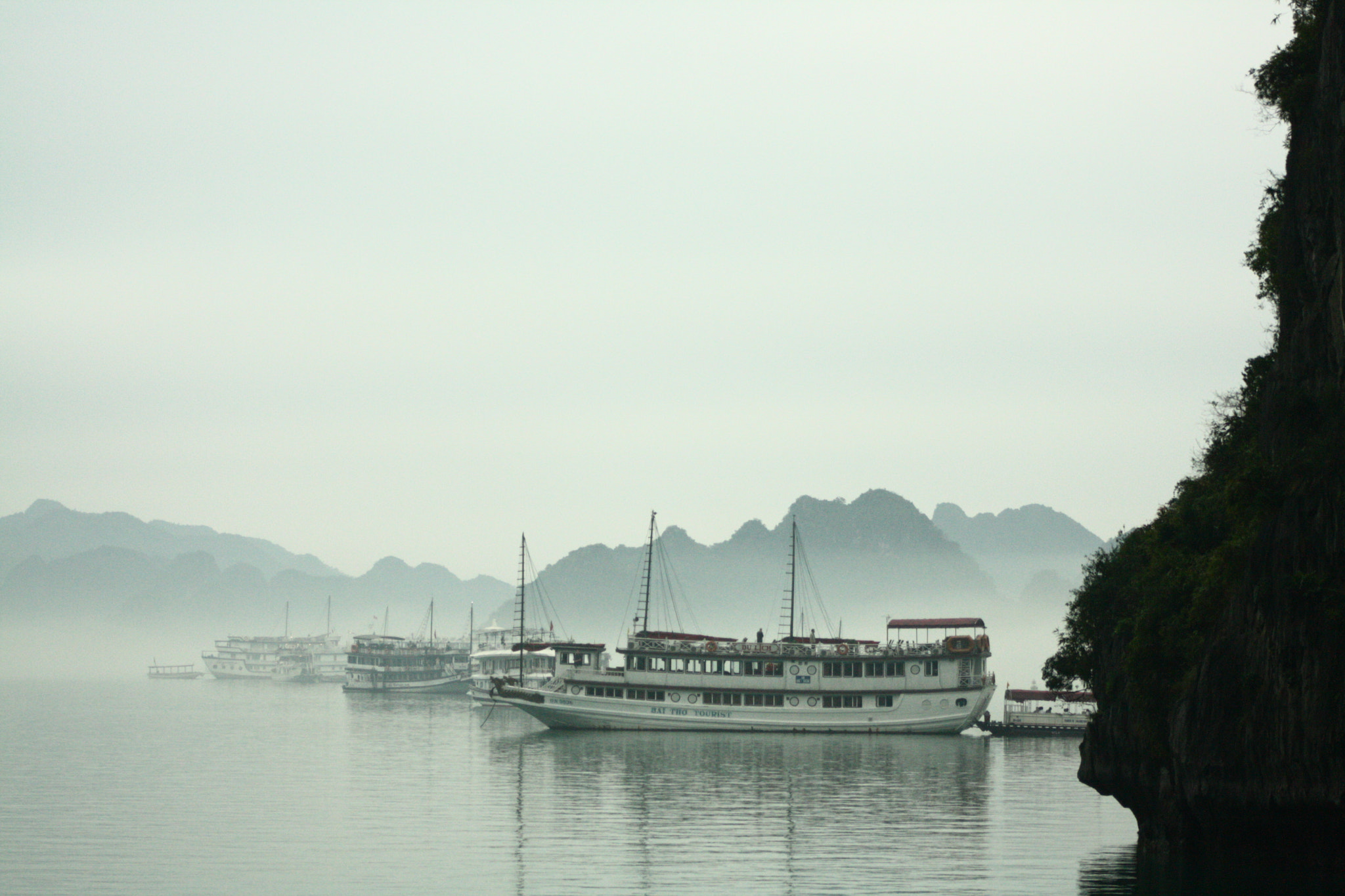 Canon EOS 1000D (EOS Digital Rebel XS / EOS Kiss F) + Canon EF 75-300mm f/4-5.6 USM sample photo. The morning mist in halong bay photography