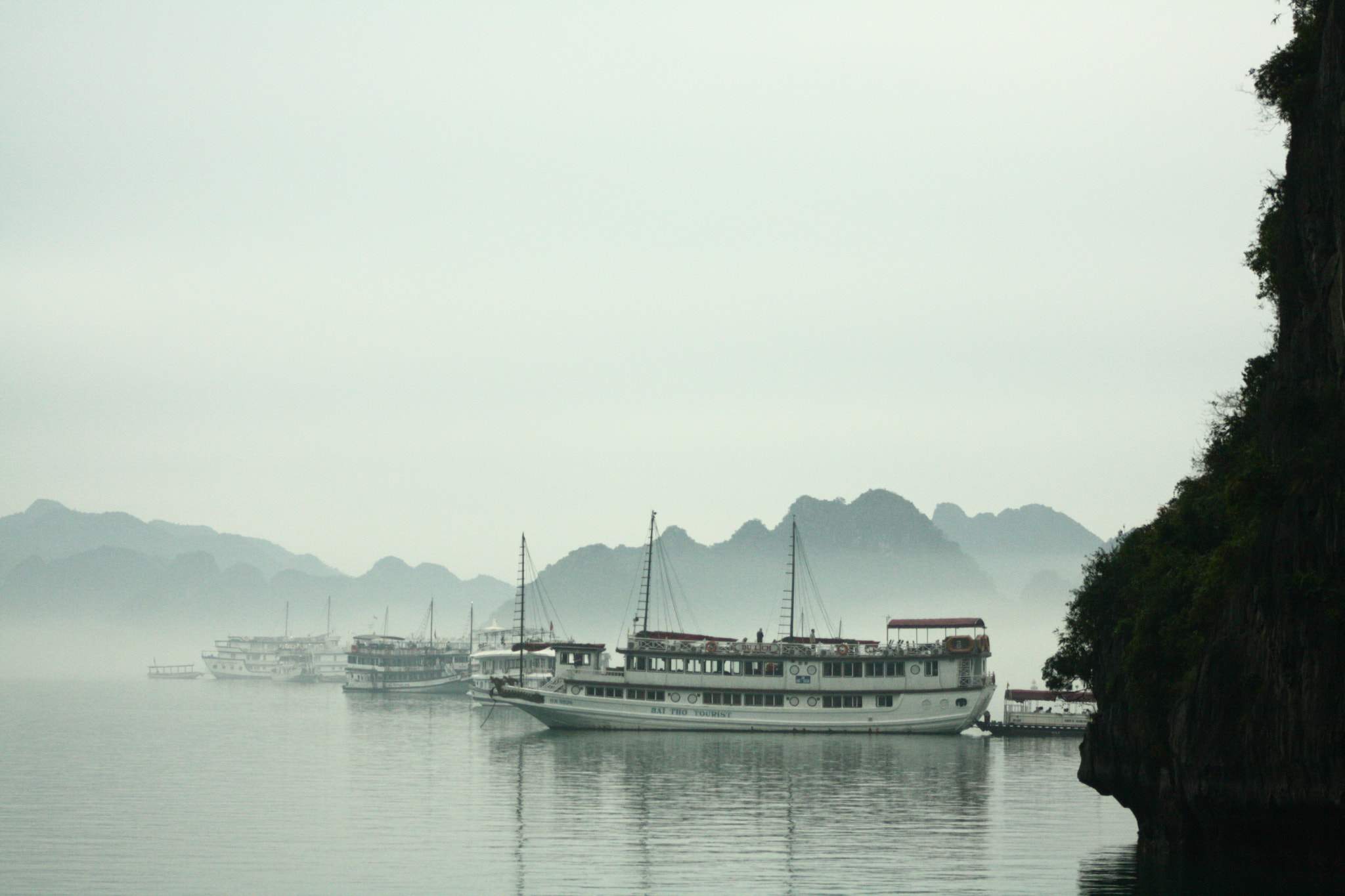 Canon EOS 1000D (EOS Digital Rebel XS / EOS Kiss F) sample photo. The morning mist in halong bay photography