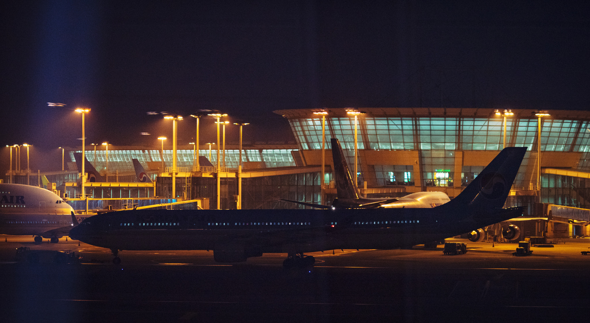 AF DC-Nikkor 135mm f/2 sample photo. An airliner is towed to runway photography