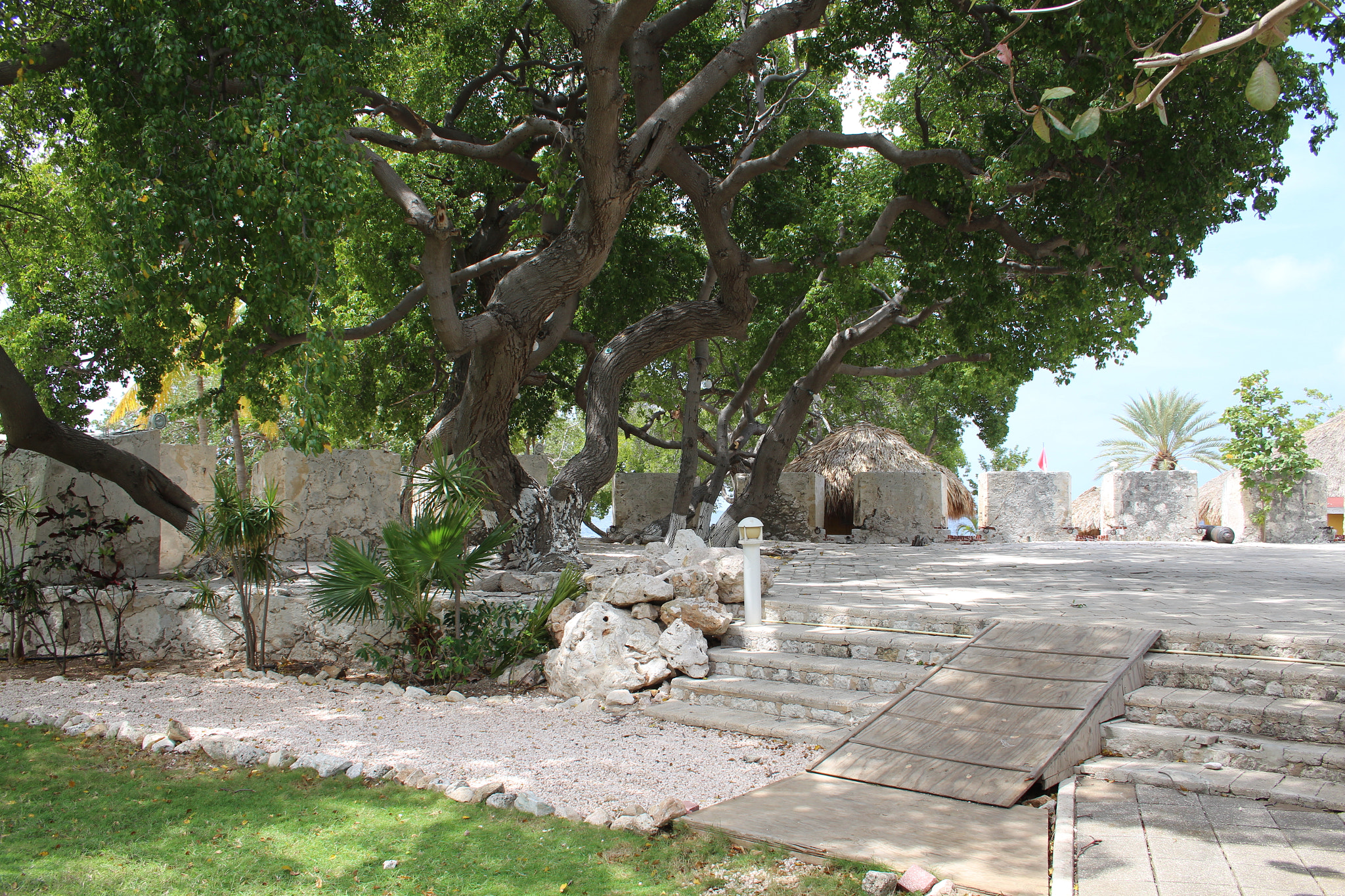 Canon EF-S 18-55mm F3.5-5.6 sample photo. Curacao, willemstad photography