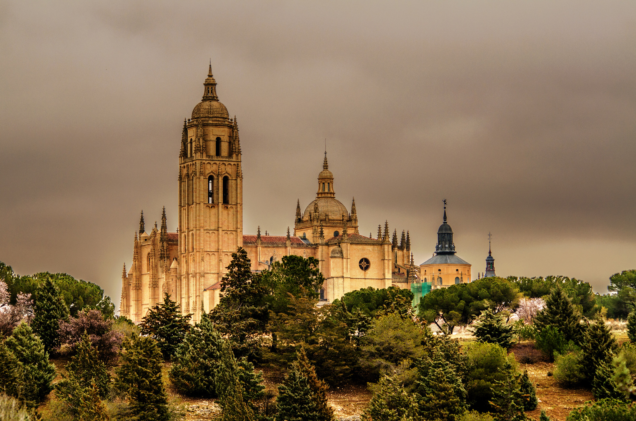 Nikon D7000 + AF Nikkor 70-210mm f/4-5.6D sample photo. Segovia cathedral photography