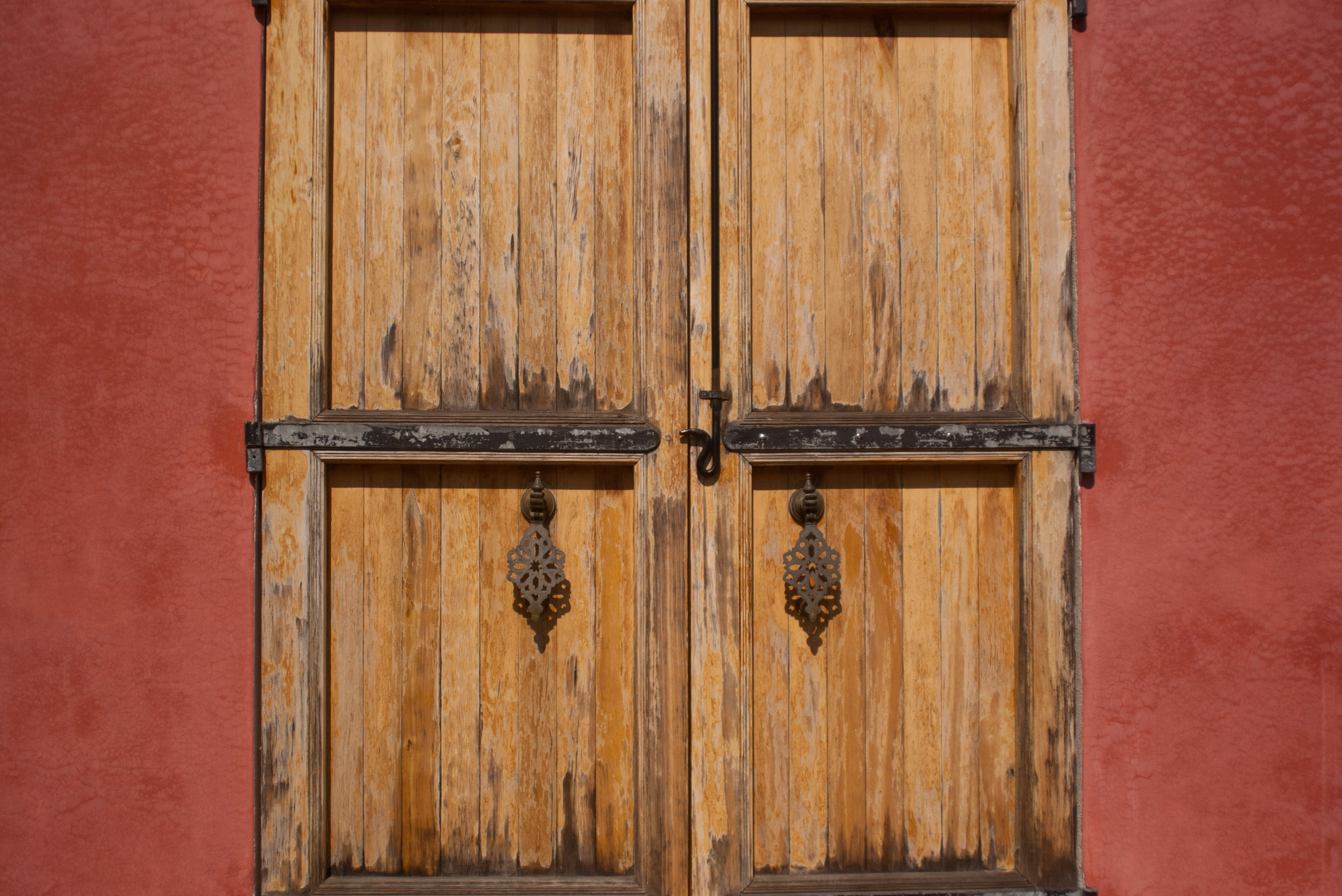 Pentax K100D + smc PENTAX-FA 28-200mm F3.8-5.6 AL[IF] sample photo. Old door photography