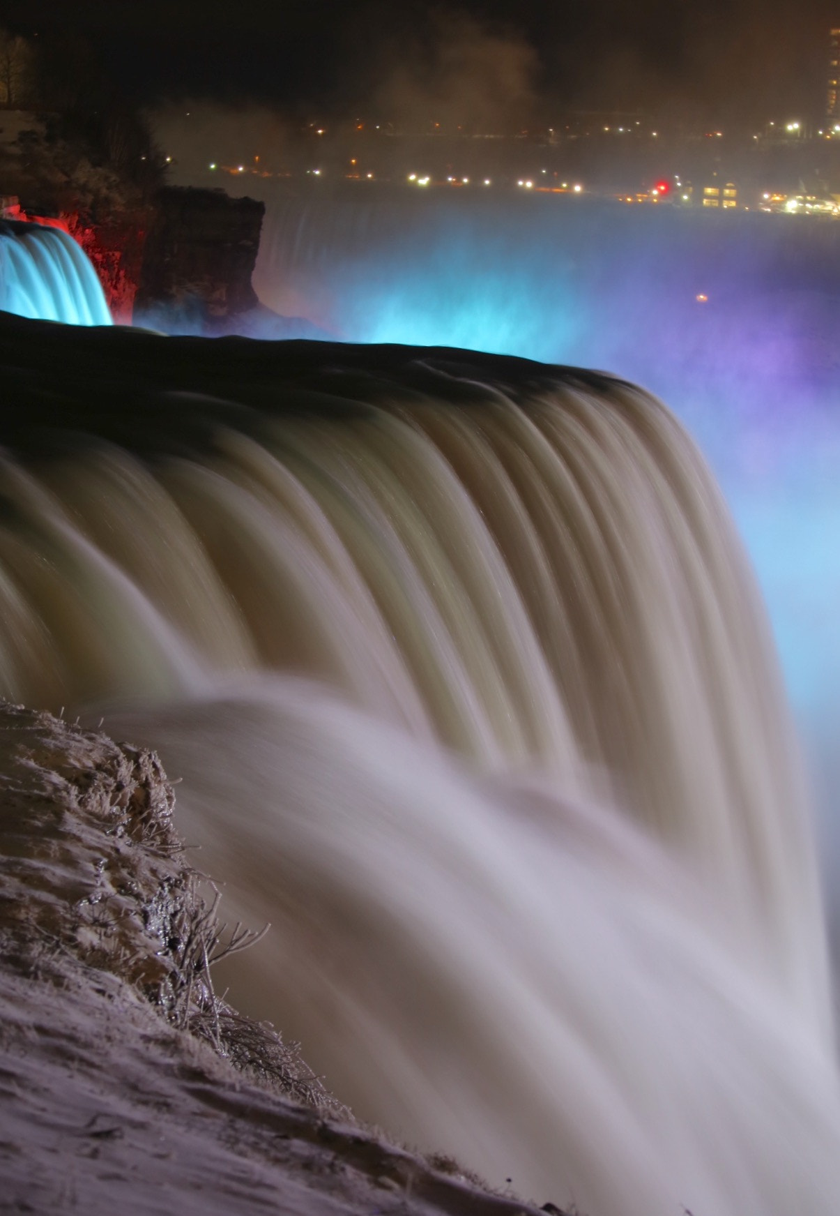 Canon EF 70-200mm F2.8L IS USM sample photo. Night at niagara falls photography