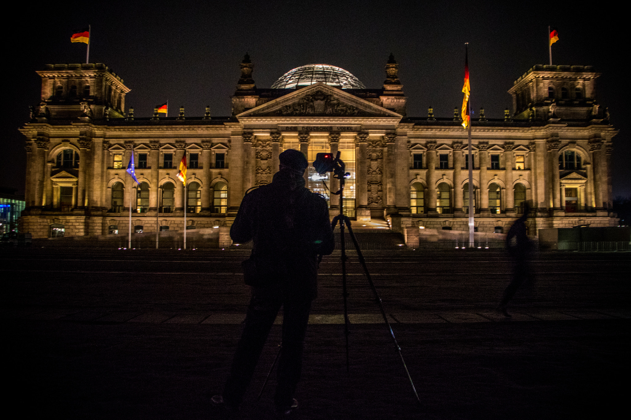 Canon EOS 760D (EOS Rebel T6s / EOS 8000D) + Canon EF-S 18-135mm F3.5-5.6 IS STM sample photo. A photograper in front of german reichstag building photography