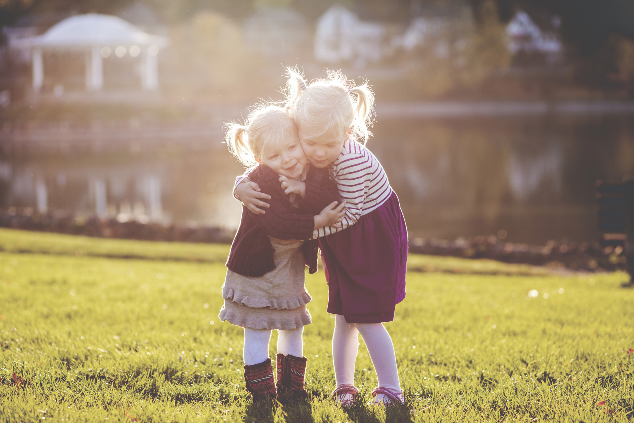 Canon EOS 5DS + Canon EF 85mm F1.8 USM sample photo. Sisters photography