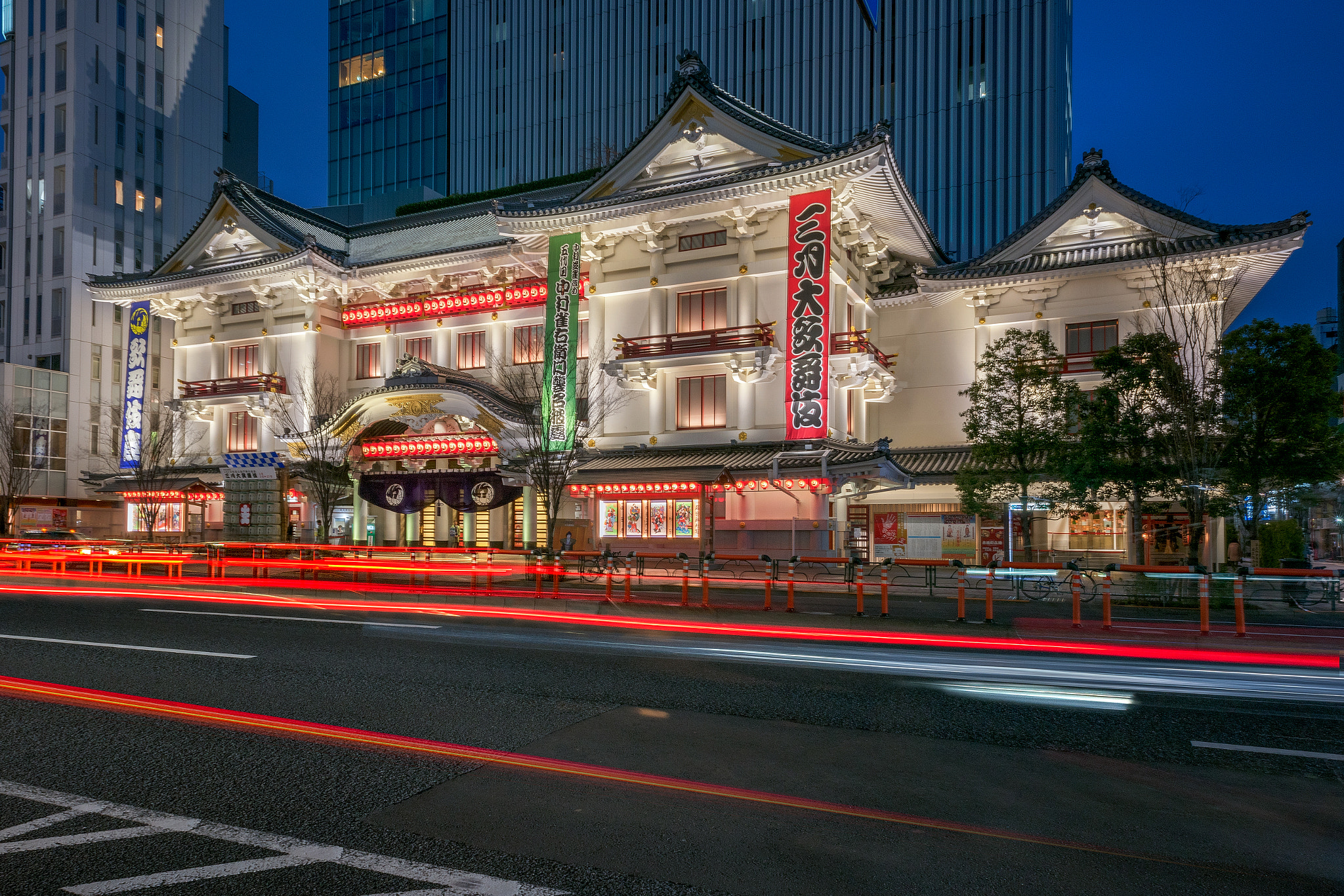 Nikon D810 + Nikon AF Nikkor 20mm F2.8D sample photo. Kabuki-za by night photography