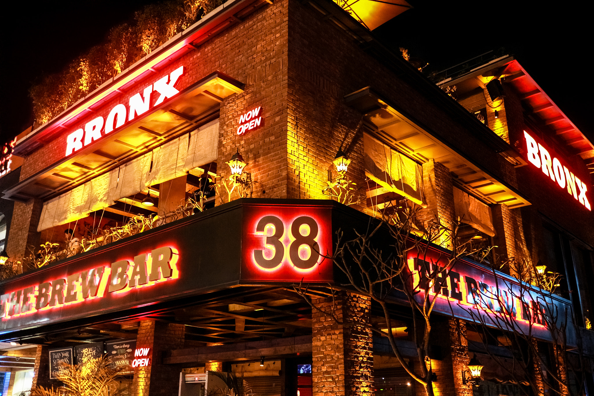 Canon EOS M2 + Canon EF-M 22mm F2 STM sample photo. Bar photography