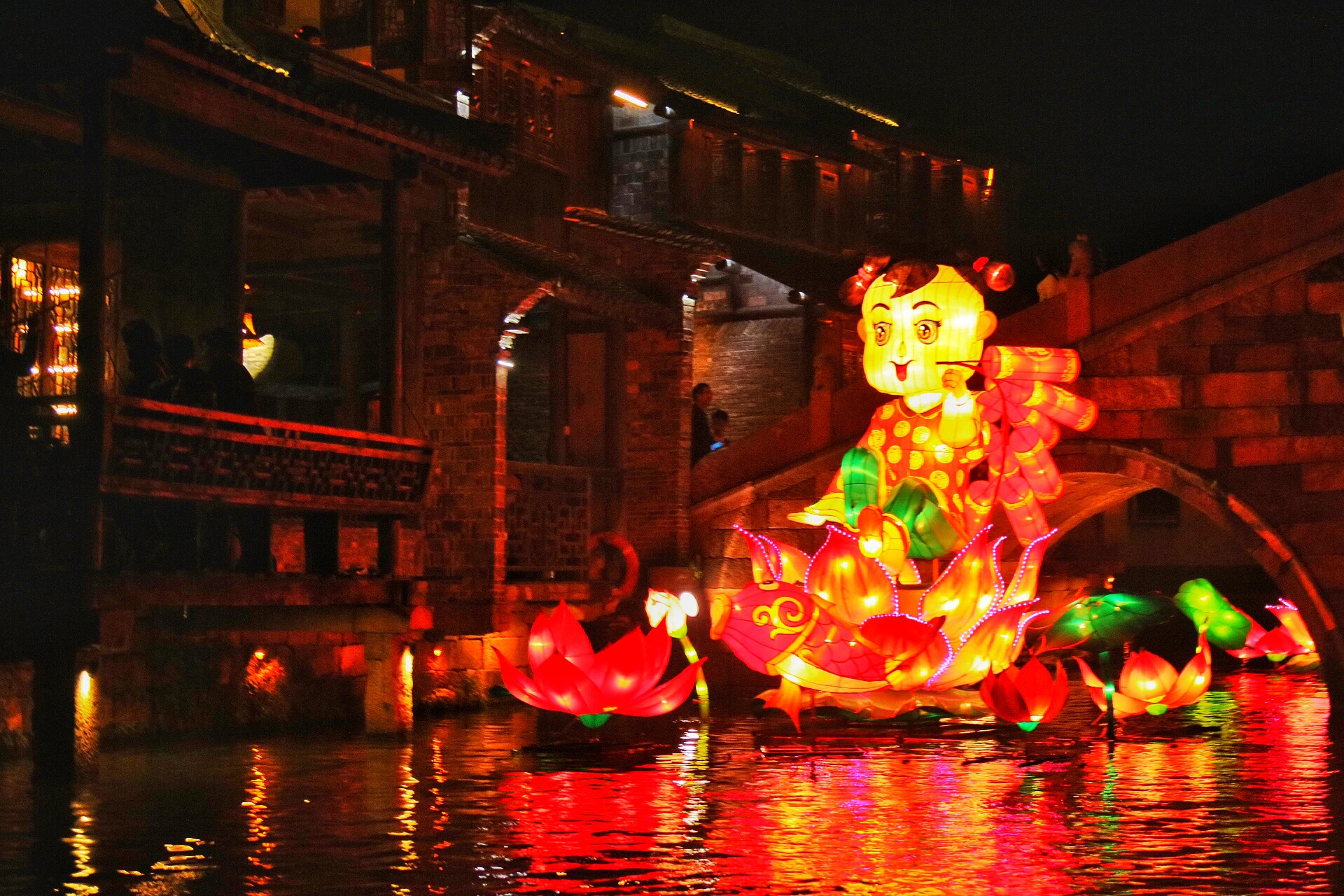 Canon EOS 760D (EOS Rebel T6s / EOS 8000D) + Canon EF-S 18-200mm F3.5-5.6 IS sample photo. Tradition lantern of ancient town. photography