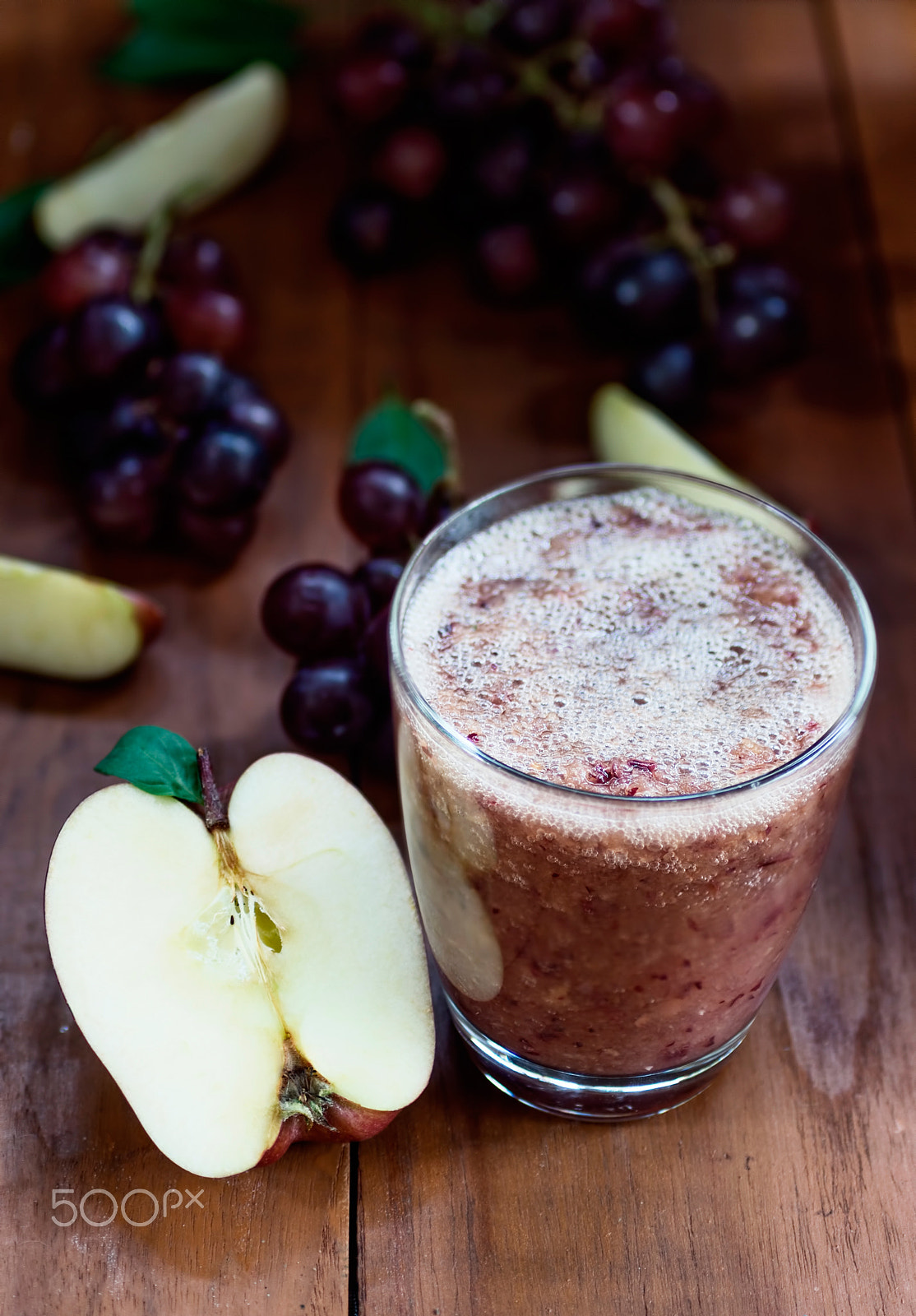 Sony SLT-A77 + MACRO 50mm F2.8 sample photo. Apple-grapes healthy drink photography