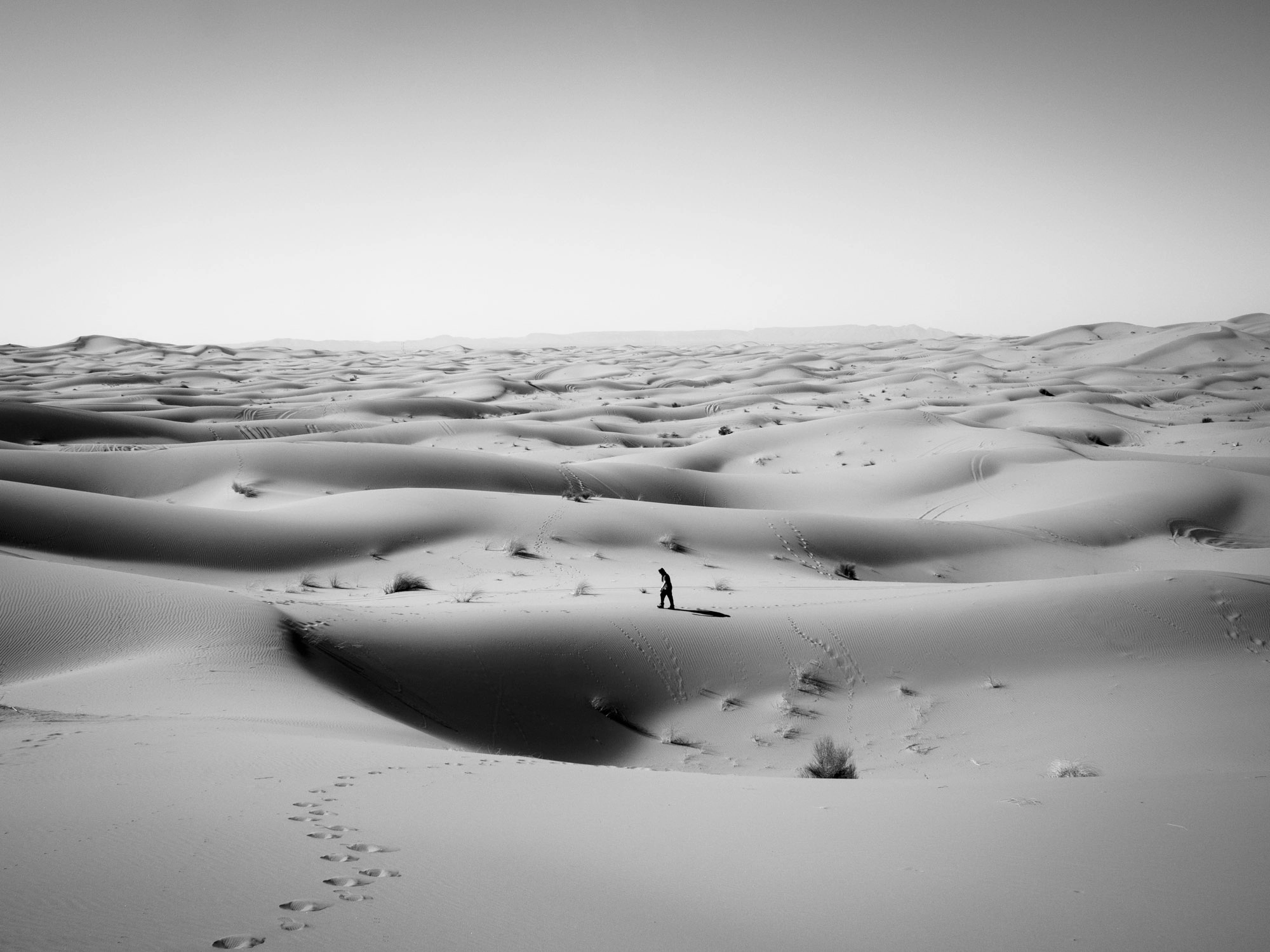 Olympus OM-D E-M1 + Olympus M.Zuiko Digital 17mm F1.8 sample photo. One man walking // merzouga, morocco photography