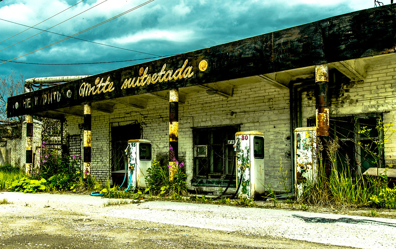 Pentax K-5 + Sigma 20mm F1.8 EX DG Aspherical RF sample photo. Old gas station in kunda photography