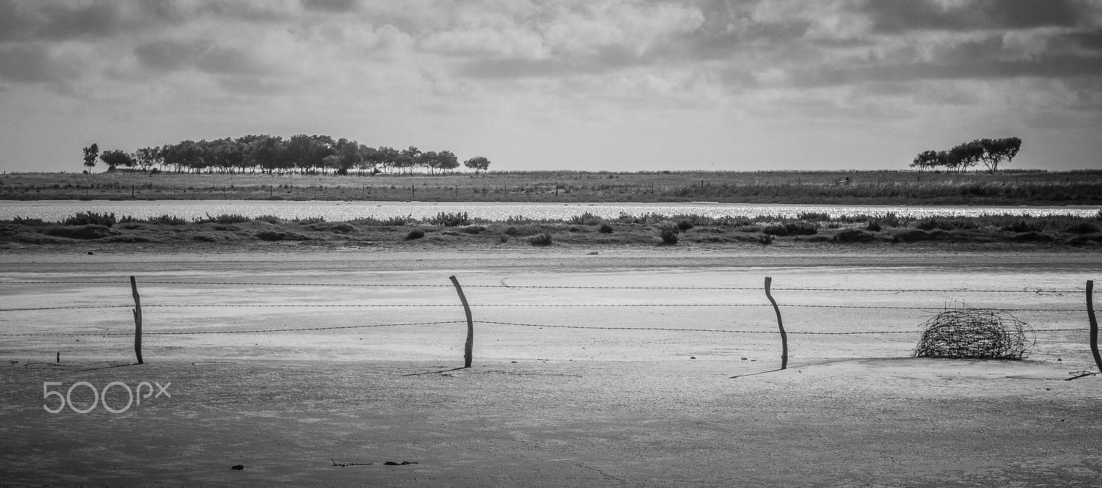 Olympus E-30 + Olympus Zuiko Digital 14-54mm F2.8-3.5 II sample photo. Fence across a salt pan photography
