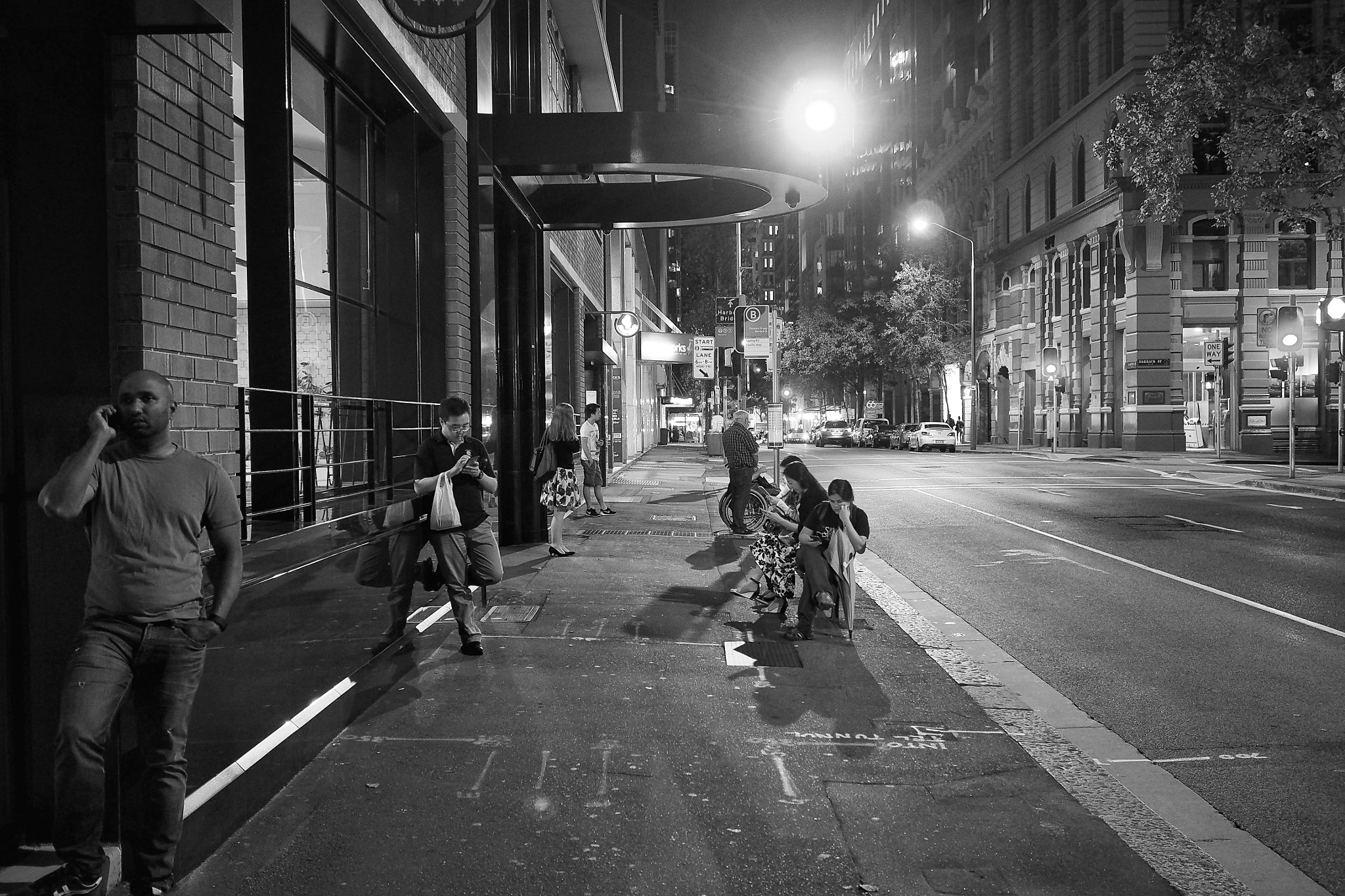 Olympus OM-D E-M5 II + Olympus M.Zuiko Digital 17mm F1.8 sample photo. People waiting for bus photography