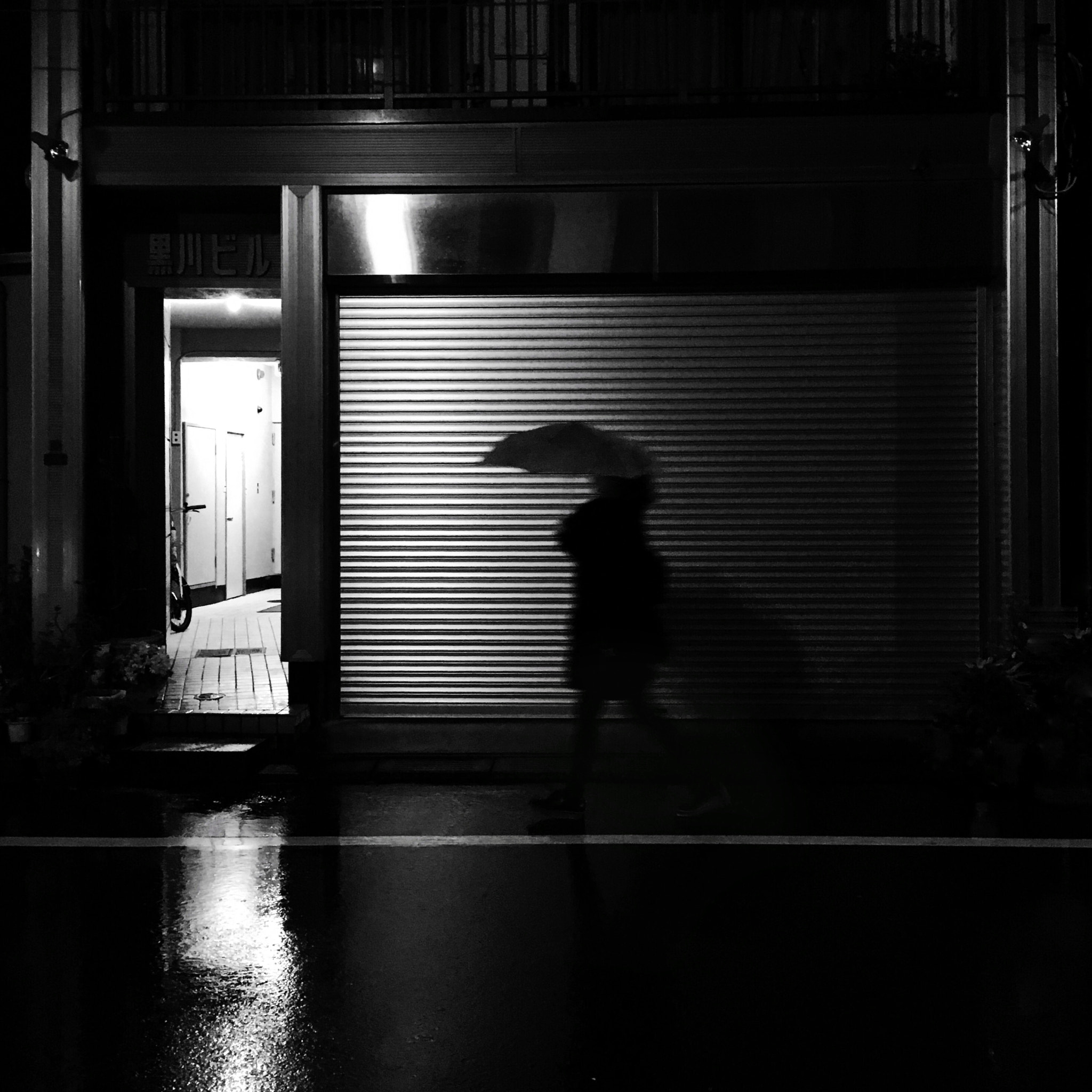 Hipstamatic 311 sample photo. Shadows in the rain (i) photography