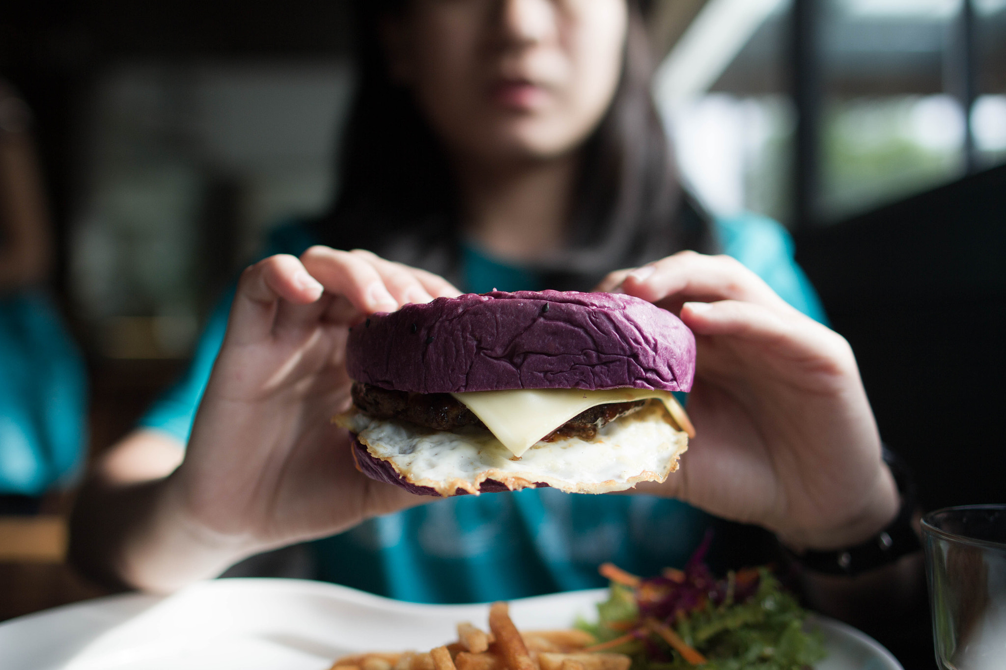 Canon EOS 7D + Canon EF 24mm F1.4L II USM sample photo. Classic burger photography