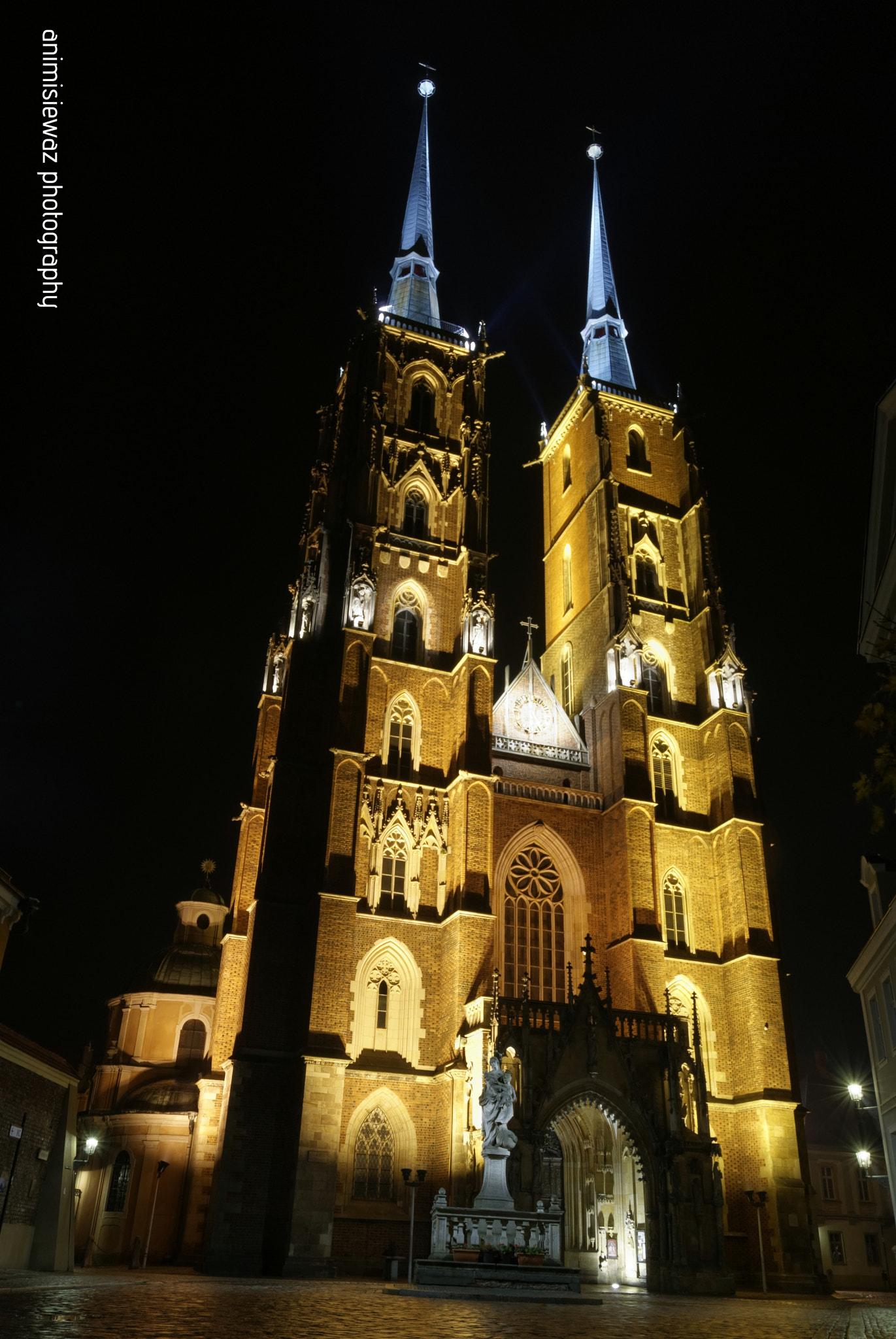 Sony Alpha DSLR-A300 + Sigma 18-200mm F3.5-6.3 DC sample photo. Wroclaw by night[9] photography