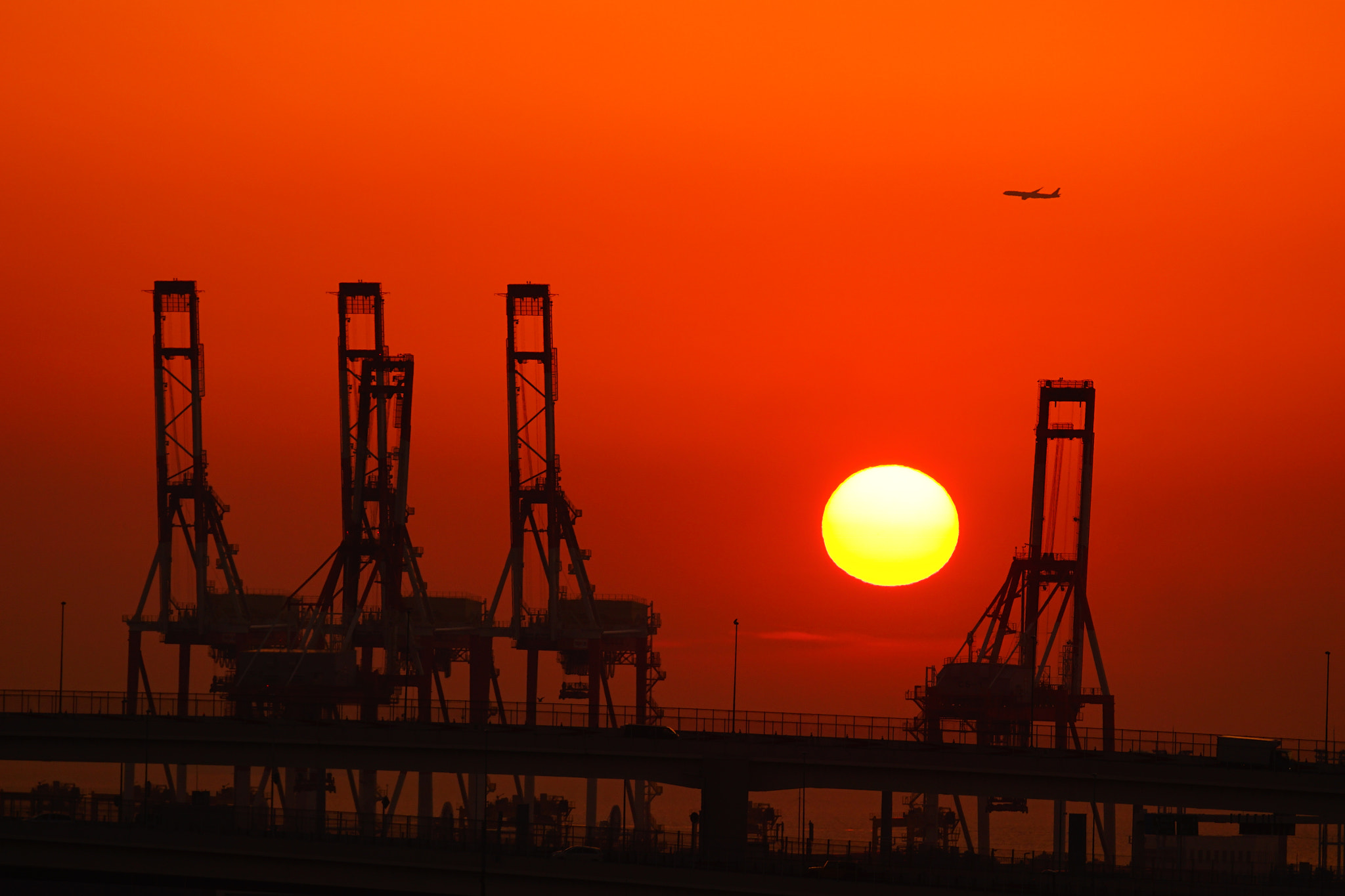 Sony 70-300mm F4.5-5.6 G SSM sample photo. Sunrise over gantry cranes photography