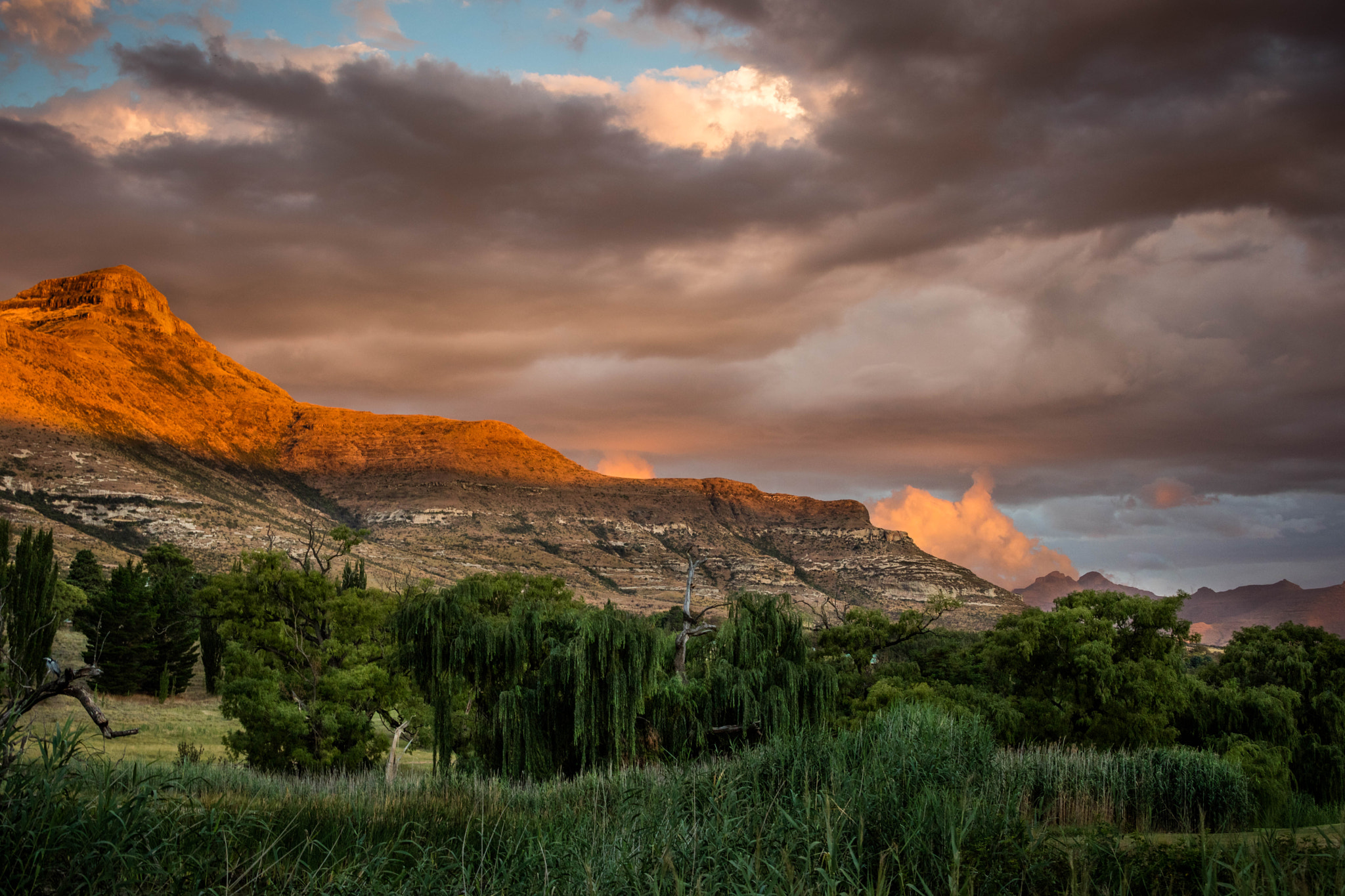 Canon EOS 5DS + Canon EF 28-300mm F3.5-5.6L IS USM sample photo. Clarens_sunset.jpg photography