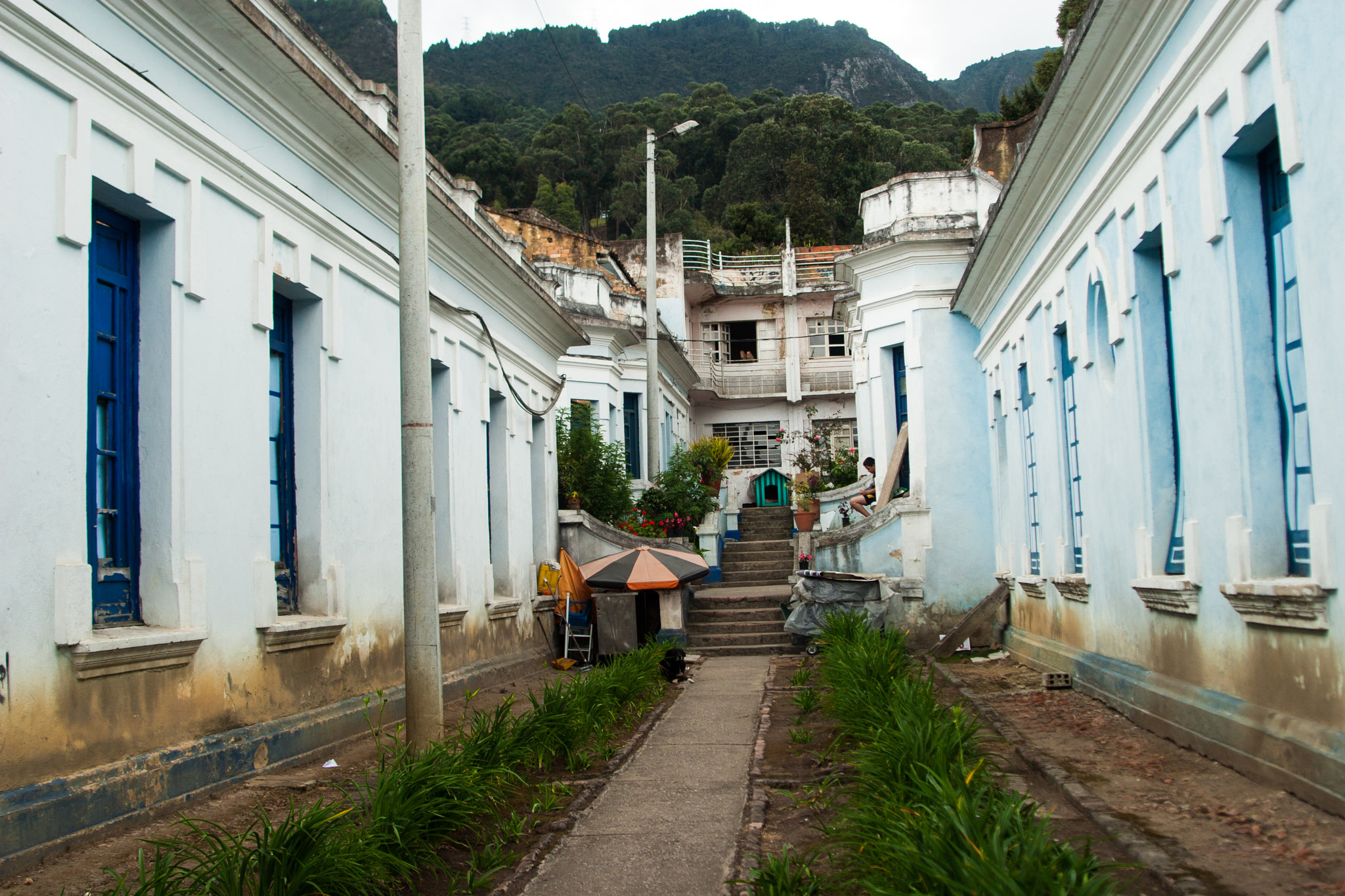 Canon EF 28-105mm f/3.5-4.5 USM sample photo. Mountain alleyway photography