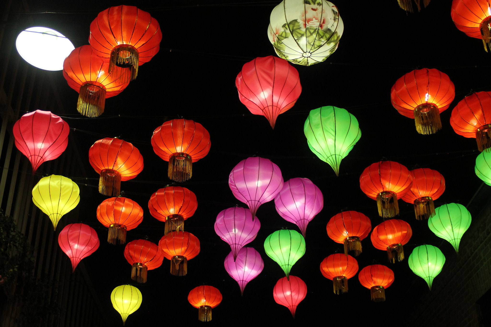 Canon EOS 1100D (EOS Rebel T3 / EOS Kiss X50) + Canon EF 28-90mm f/4-5.6 sample photo. Hanging lanterns  photography