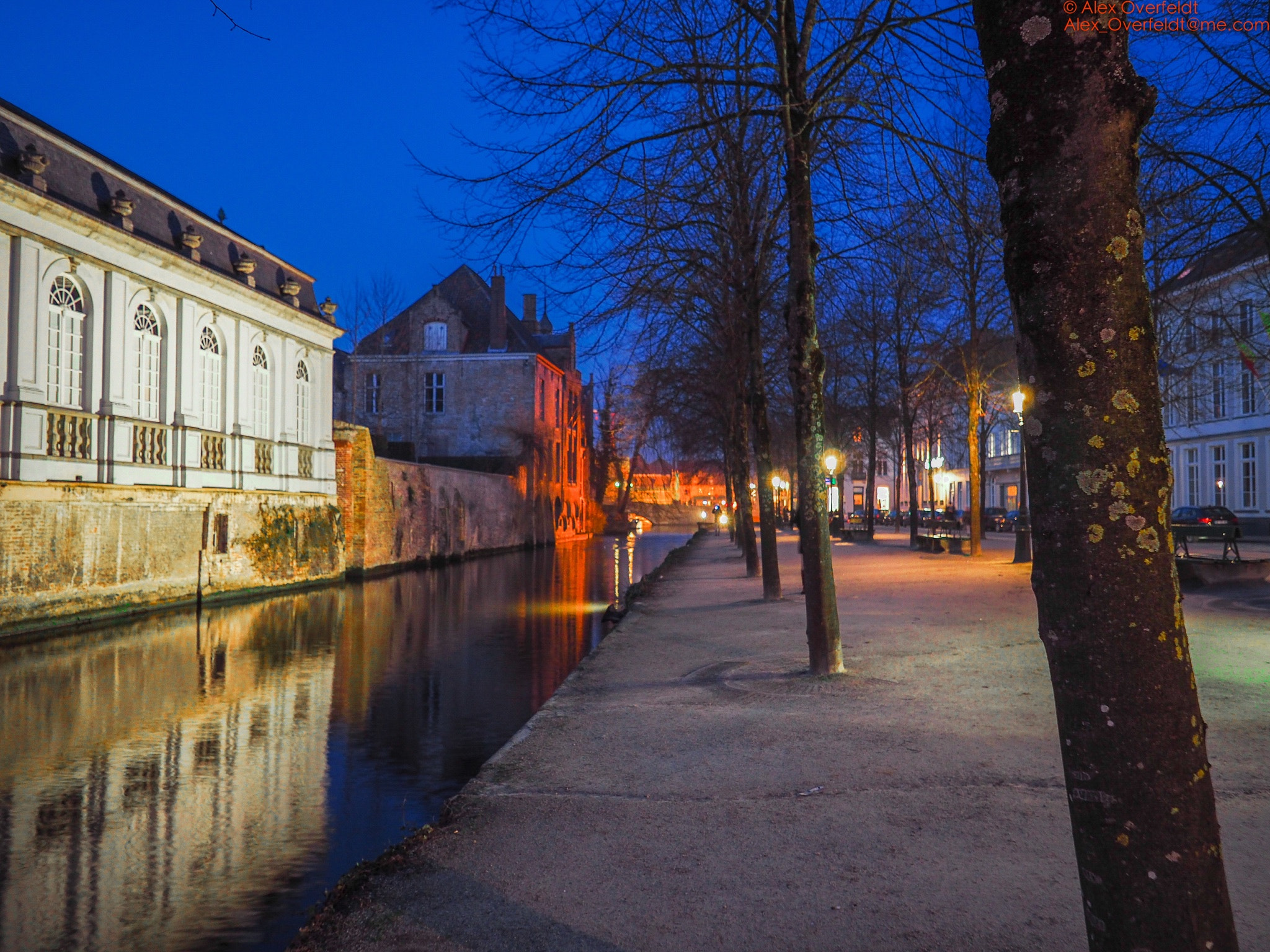 Olympus OM-D E-M10 II + Olympus M.Zuiko Digital ED 7-14mm F2.8 PRO sample photo. Bruges : the dyver at the blue hour photography