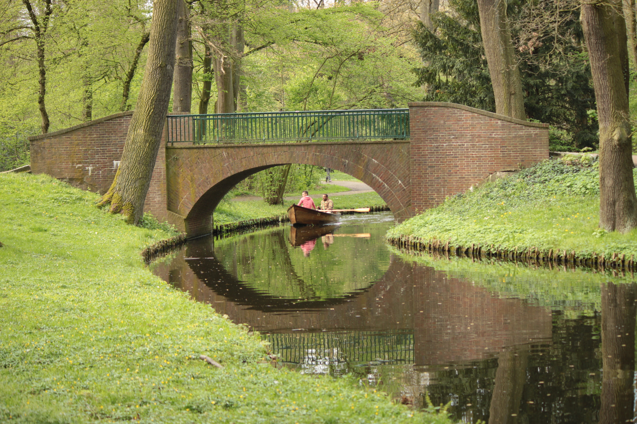 Canon EOS 500D (EOS Rebel T1i / EOS Kiss X3) sample photo. Under the bridge photography
