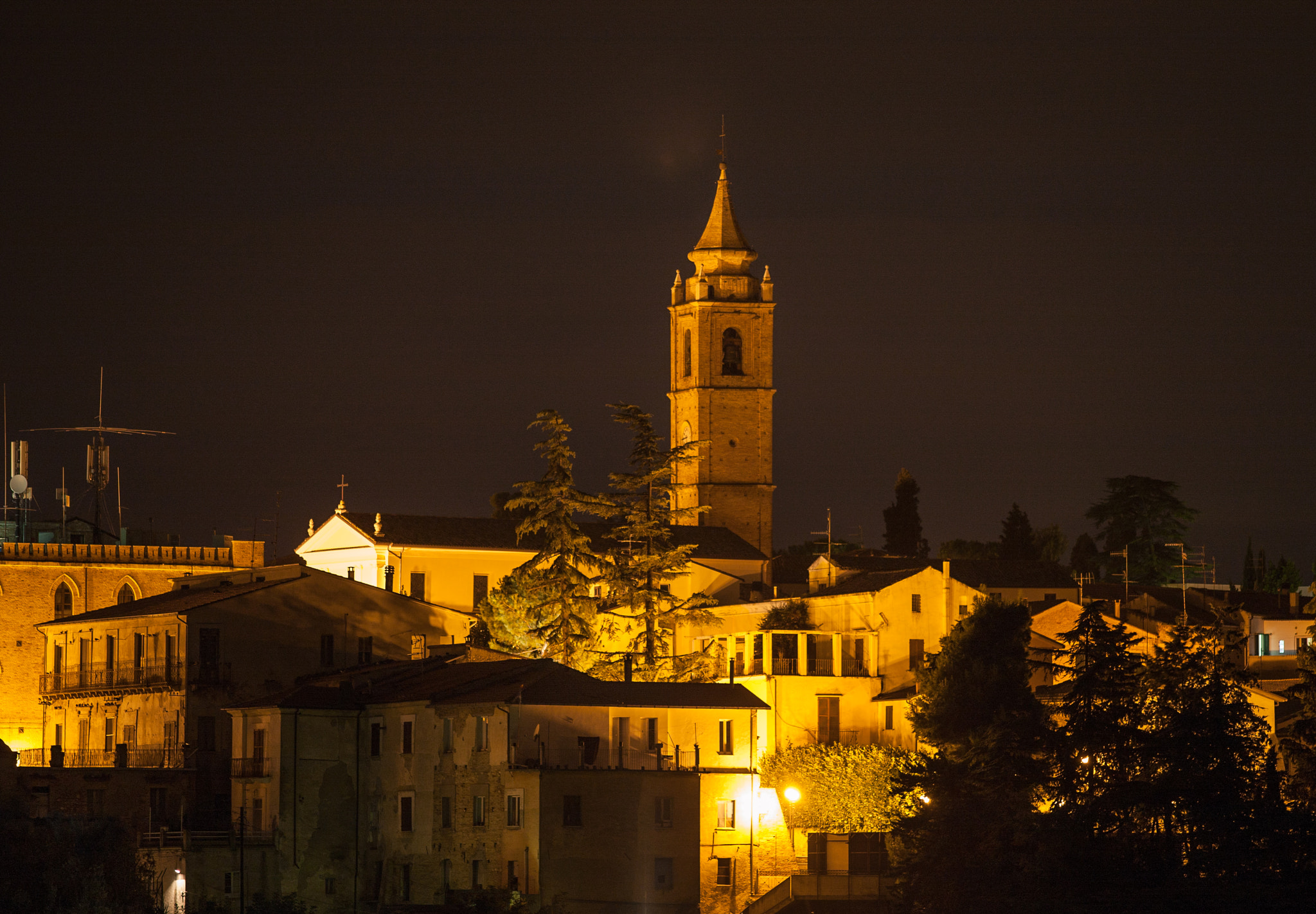 Canon EOS 5D + Canon EF 200mm F2.8L II USM sample photo. Nereto di notte (te) photography