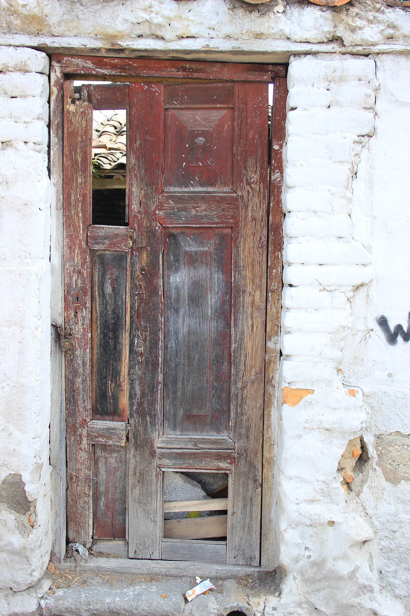 Canon EOS 600D (Rebel EOS T3i / EOS Kiss X5) + Canon EF-S 18-55mm F3.5-5.6 sample photo. Weathered red door photography