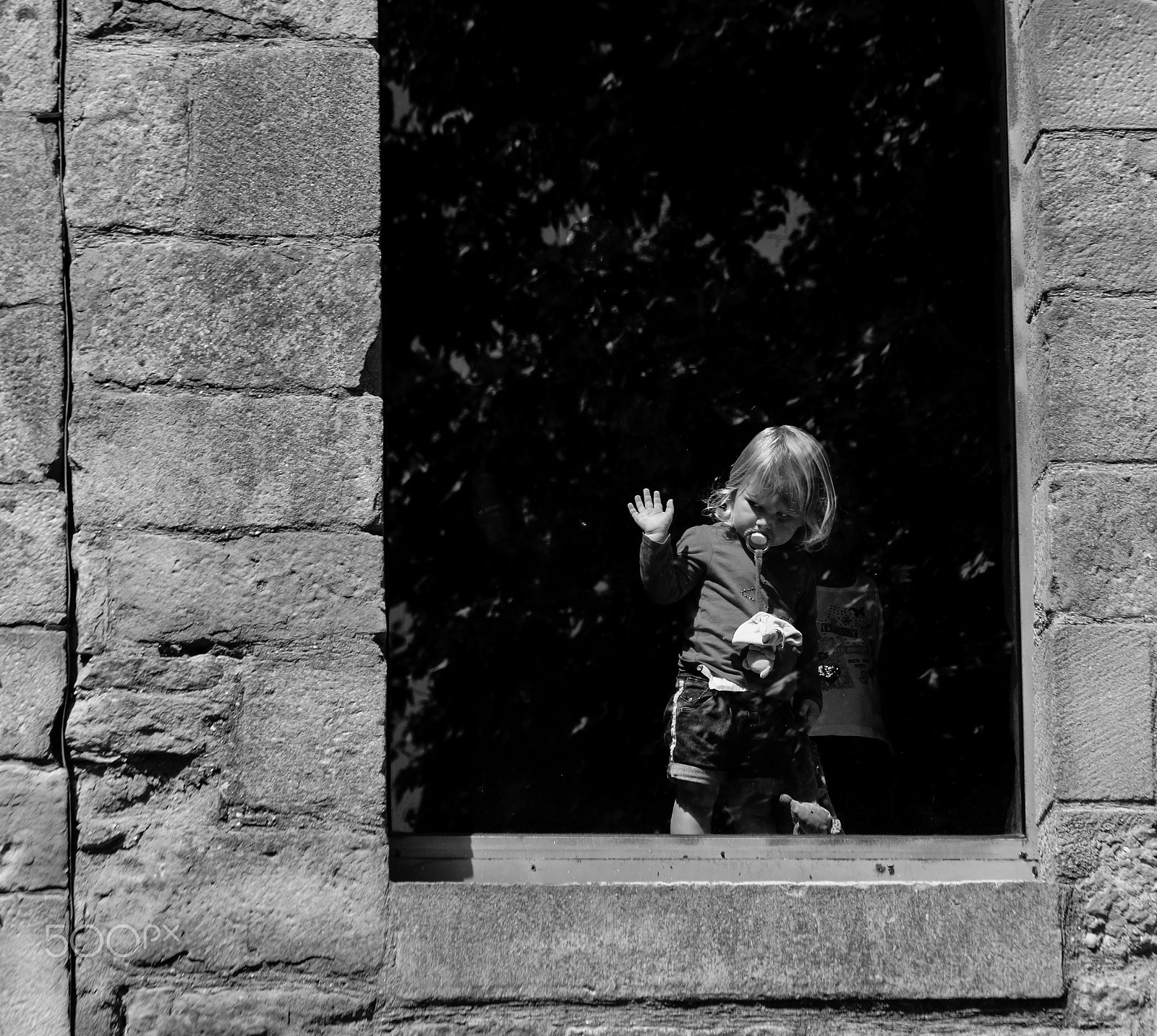 Sony SLT-A65 (SLT-A65V) + Sony DT 18-135mm F3.5-5.6 SAM sample photo. Child behind the glass photography