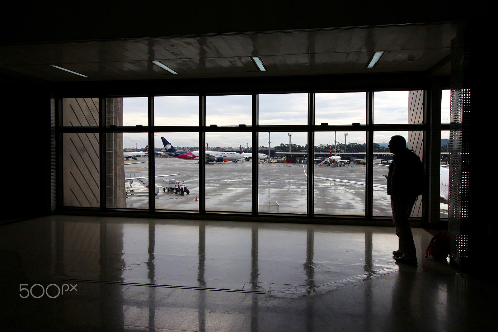 Canon EF-S 10-18mm F4.5–5.6 IS STM sample photo. Waiting a flight... photography