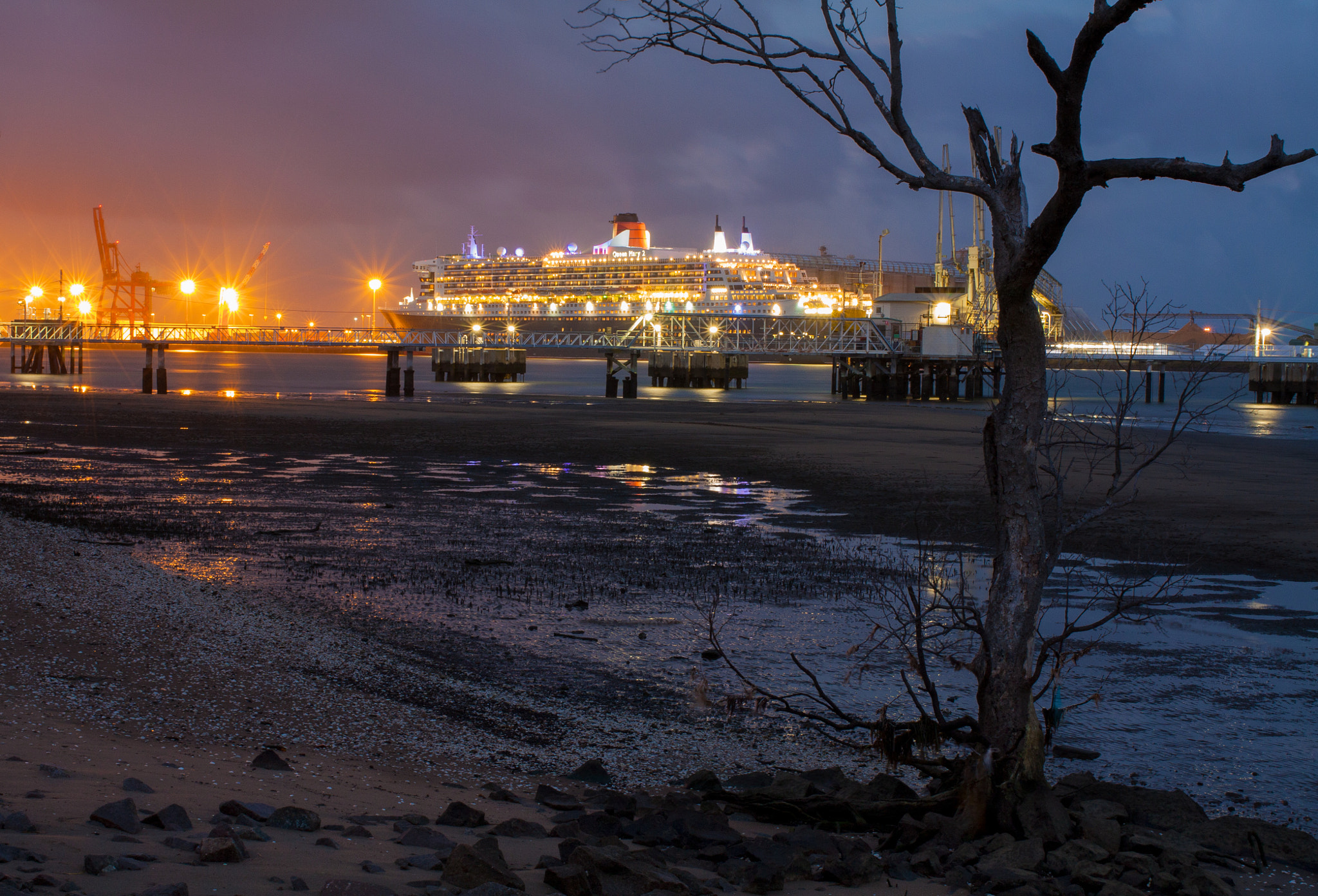 Canon EOS 450D (EOS Rebel XSi / EOS Kiss X2) + Canon EF 40mm F2.8 STM sample photo. Queen mary 2 at night photography