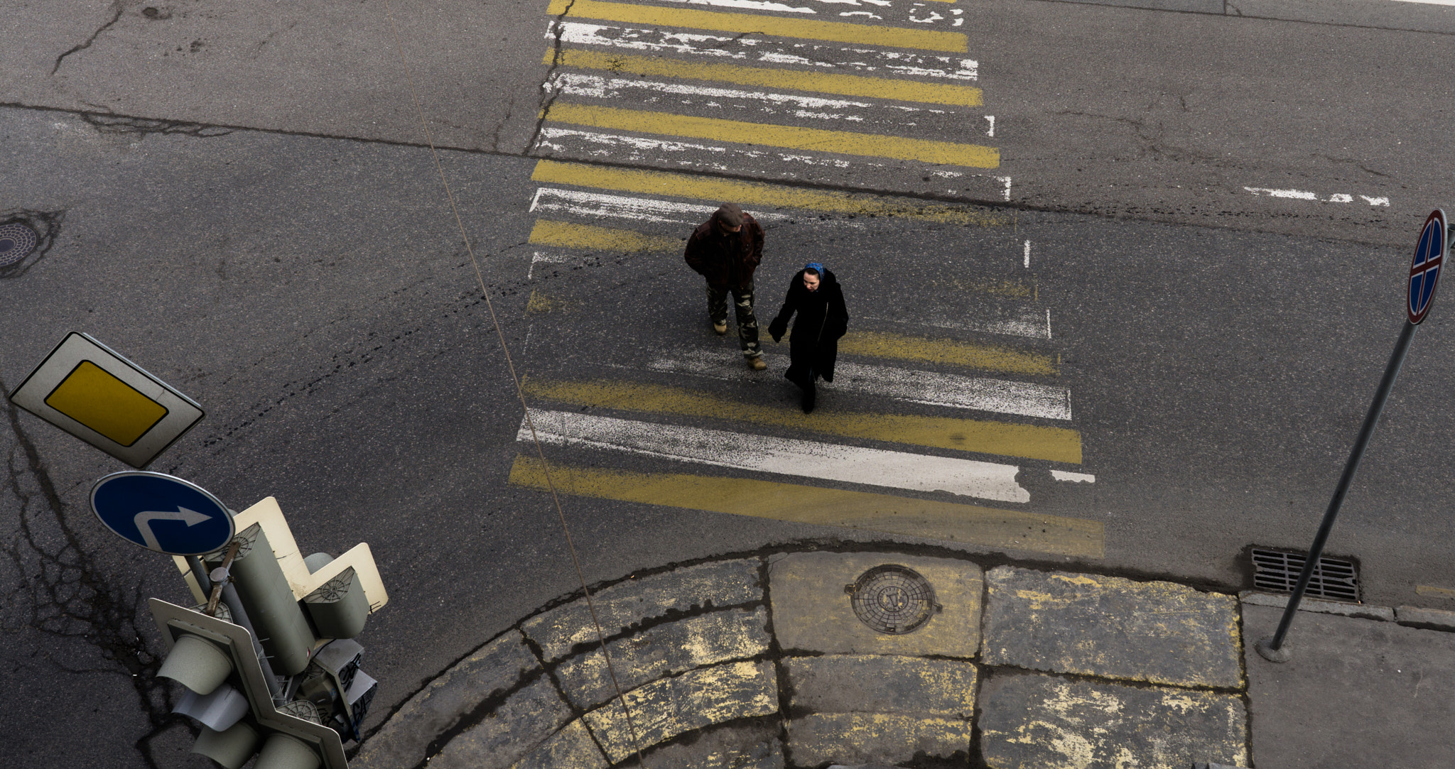 Sony a6000 + ZEISS Batis 25mm F2 sample photo. Crosswalk... photography