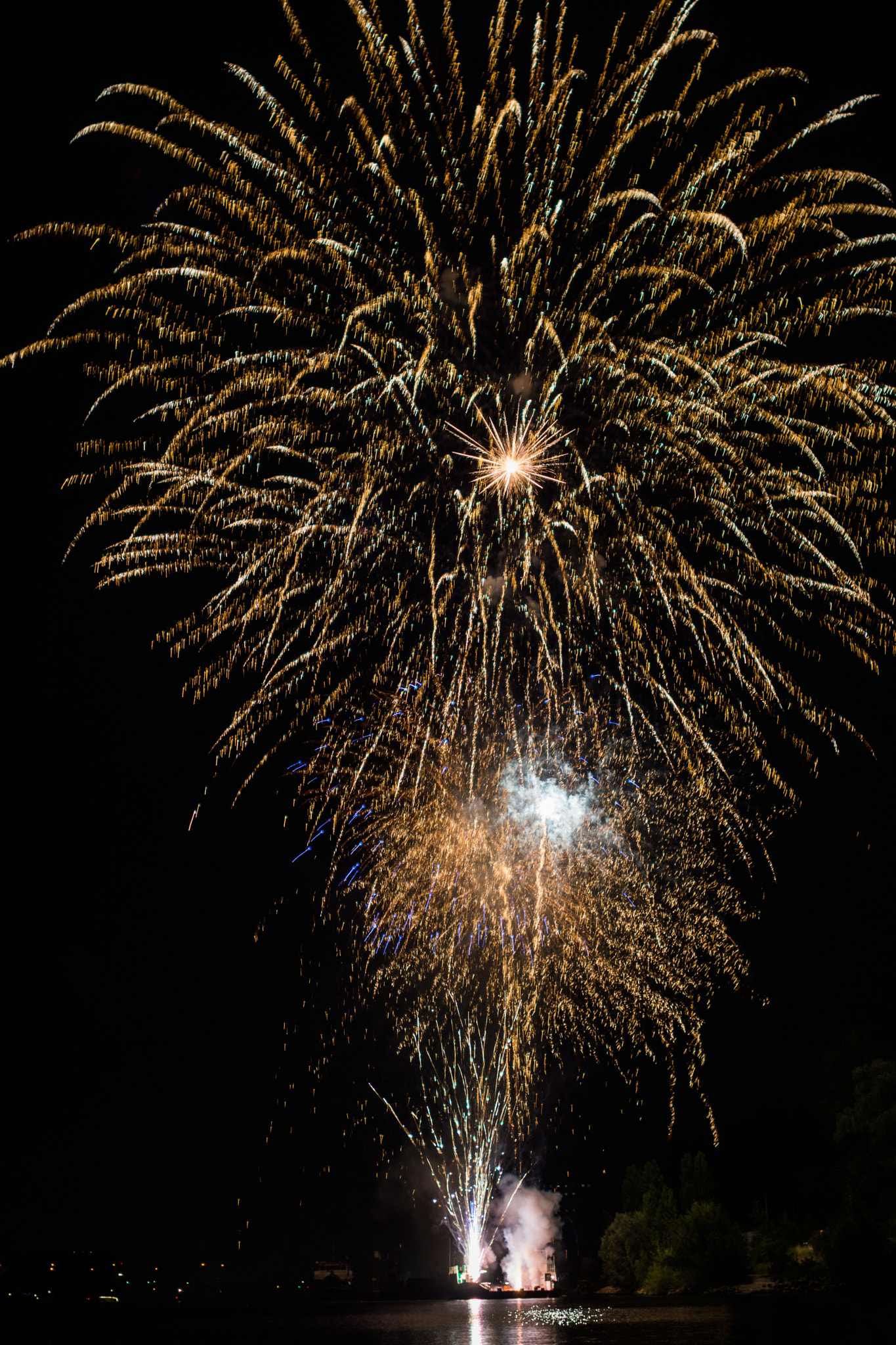 Sony SLT-A77 + Sony 35mm F1.4 G sample photo. Fireworks photography