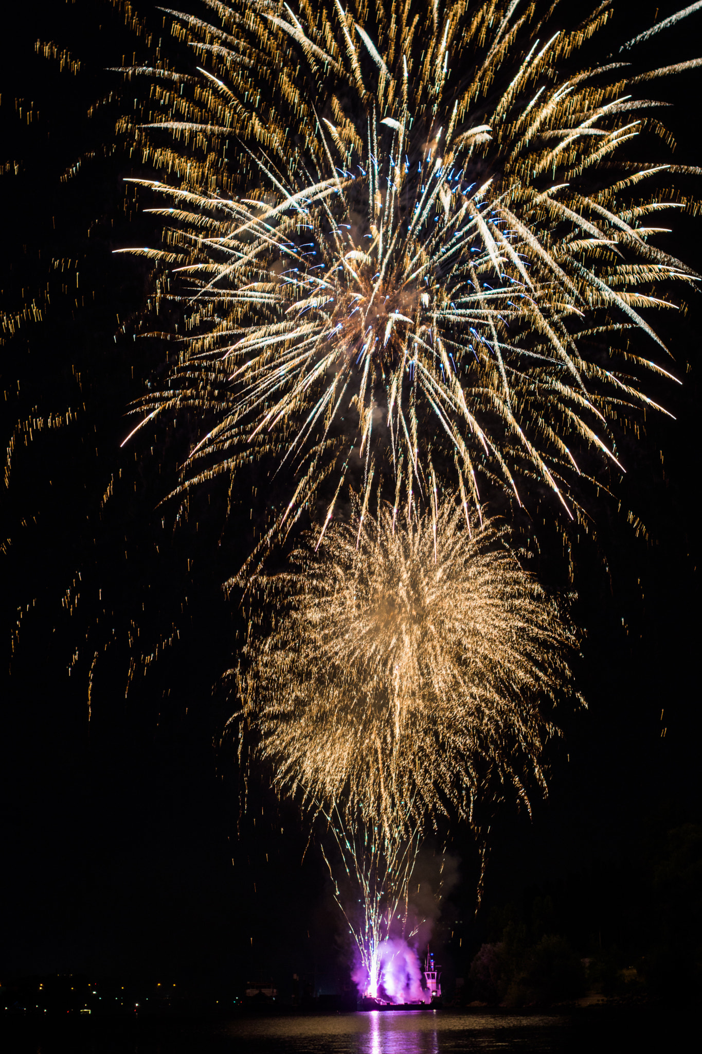 Sony SLT-A77 + Sony 35mm F1.4 G sample photo. Fireworks photography